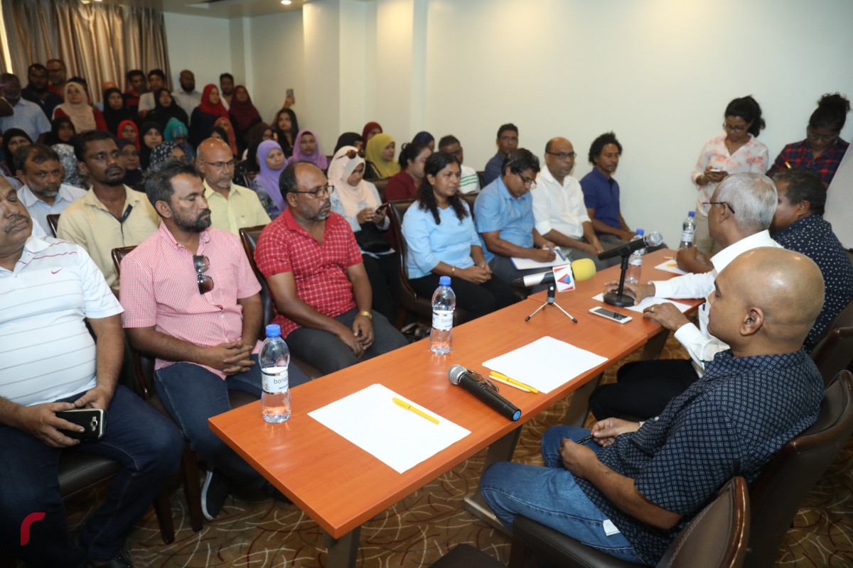 ޖުލައި 8، 2018: މާލޭގައި ދިރިއުޅޭ ޅ. އަތޮޅުގެ ރައްޔިތުންނާ ގުޅިފައިވާ ޕާޓީތަކުގެ ކެންޑިޑޭޓް އިބްރާހިމް މުހައްމަދު ސޯލިހު ބައްދަލުކުރެއްވުމަށް އުނިމާ ގްރޭންޑްގައި ކުރިއަށްދިޔަ ހަރަކާތުގެ ތެރެއިން، މި ހަރަކާތުގައި އިބްރާހިމް މުހައްމަދު ސޯލިހުގެ ކެމްޕެއިން ކުރިއަށްގެންދާނެ ގޮތްތަކާއި މެދު ވަނީ މަޝްވަރާ ކުރައްވައިފައި