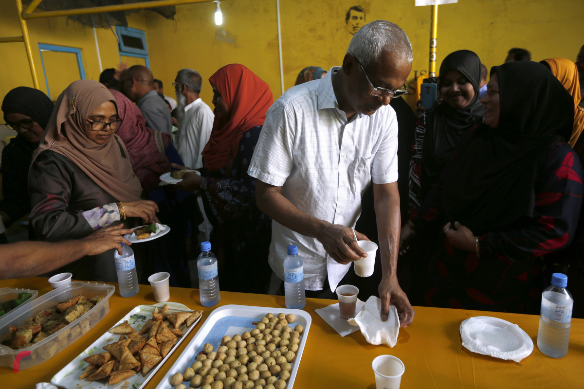 ހިންނަވަރު ދާއިރާގެ މެންބަރުކަން ވެސް ކުރައްވަމުން ގެންދަވާ އިބޫ އިދިކޮޅު ކެންޑިޑޭޓެއްގެ ގޮތުގައި ހަމަޖެއްސުމާ އެކު، އެމަނިކުފާނު ގެންދަވަނީ އެކި ދާއިރާތަކުގެ މީހުންނާ ބައްދަލުކުރައްވައި ކެމްޕެއިން އަށް ތައްޔާރުވަމުންނެވެ.