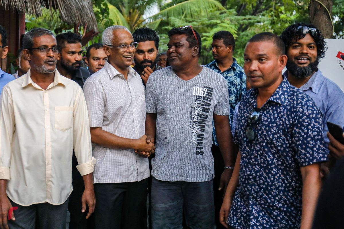 ޖުލައި 1، 2018: ގުޅިފައިވާ ޕާޓީތަކުގެ ރިޔާސީ ކެންޑިޑޭޓް އިބްރާހިމް މުހައްމަދު ސޯލިހު (އިބޫ) ހުޅުމާލޭގައި ކެމްޕެއިން ކުރެއްވުމުގެ ގޮތުން ހިންގެވި "ޑޯޓުޑޯ" ހަރަކާތުގެ ތެރެއިން. "ޑޯޓުޑޯ" ހަރަކާތުގައި އިބޫ އުޅުއްވަނިކޮށް، އެމަނިކުފާނާ ދެކޮޅު ބަޔަކު ވަނީ އެ ހަރަކާތަށް ހުރަސް އަޅައި، ހަމަނުޖެހުން ހިންގަން މަސައްކަތްކޮށްފައި