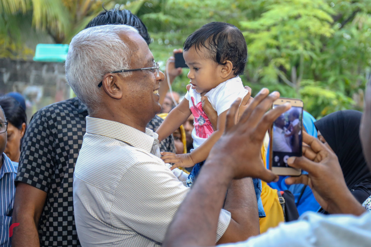 ޖުލައި 1، 2018: ގުޅިފައިވާ ޕާޓީތަކުގެ ރިޔާސީ ކެންޑިޑޭޓް އިބްރާހިމް މުހައްމަދު ސޯލިހު (އިބޫ) ހުޅުމާލޭގައި ކެމްޕެއިން ކުރެއްވުމުގެ ގޮތުން ހިންގެވި "ޑޯޓުޑޯ" ހަރަކާތުގެ ތެރެއިން. "ޑޯޓުޑޯ" ހަރަކާތުގައި އިބޫ އުޅުއްވަނިކޮށް، އެމަނިކުފާނާ ދެކޮޅު ބަޔަކު ވަނީ އެ ހަރަކާތަށް ހުރަސް އަޅައި، ހަމަނުޖެހުން ހިންގަން މަސައްކަތްކޮށްފައި