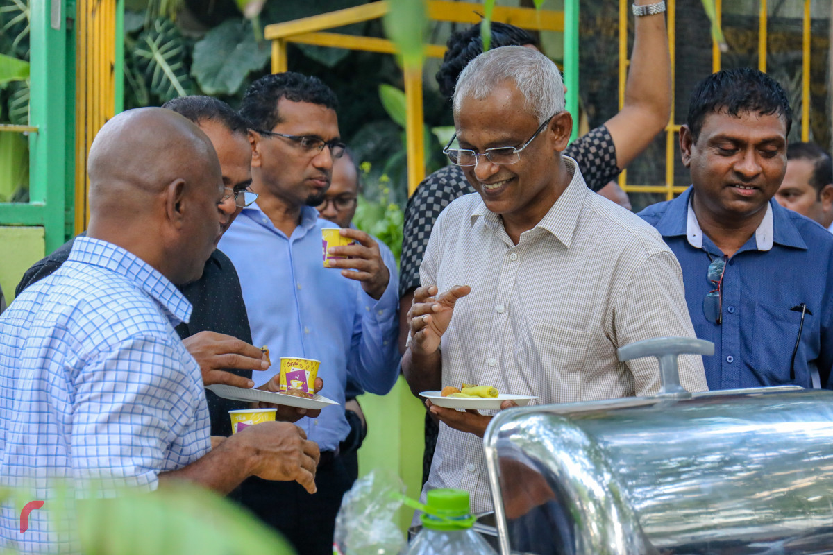 ޖުލައި 1، 2018: ގުޅިފައިވާ ޕާޓީތަކުގެ ރިޔާސީ ކެންޑިޑޭޓް އިބްރާހިމް މުހައްމަދު ސޯލިހު (އިބޫ) ހުޅުމާލޭގައި ކެމްޕެއިން ކުރެއްވުމުގެ ގޮތުން ގެތަކަށް ޒިޔާރަތް ކުރެއްވުމުގެ ތެރެއިން. "ޑޯޓުޑޯ" ހަރަކާތުގައި އިބޫ އުޅުއްވަނިކޮށް، އެމަނިކުފާނާ ދެކޮޅު ބަޔަކު ވަނީ އެ ހަރަކާތަށް ހުރަސް އަޅައި، ހަމަނުޖެހުން ހިންގަން މަސައްކަތްކޮށްފައި