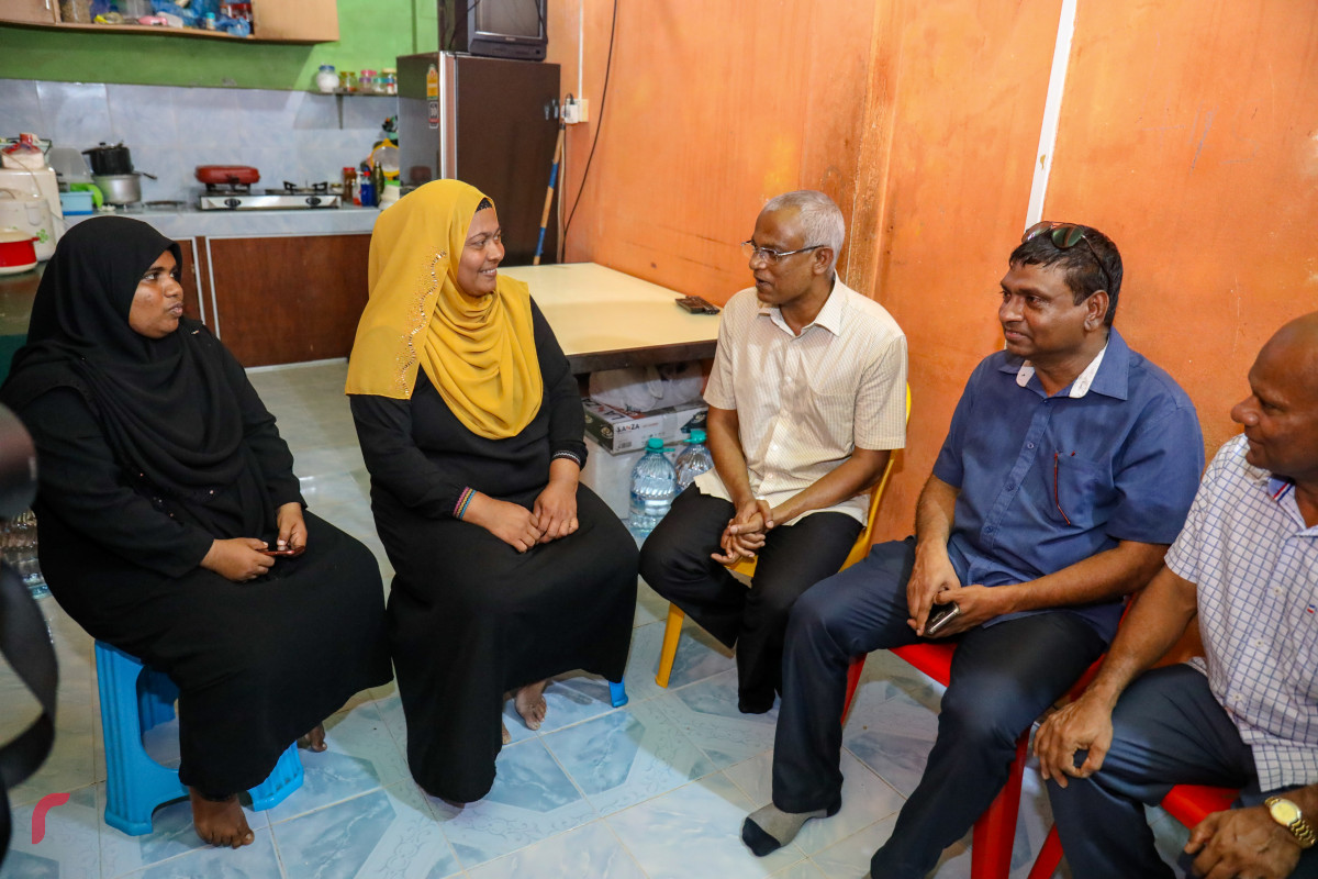 ޖުލައި 1، 2018: ގުޅިފައިވާ ޕާޓީތަކުގެ ރިޔާސީ ކެންޑިޑޭޓް އިބްރާހިމް މުހައްމަދު ސޯލިހު (އިބޫ) ހުޅުމާލޭގައި ކެމްޕެއިން ކުރެއްވުމުގެ ގޮތުން ގެތަކަށް ޒިޔާރަތް ކުރައްވަނީ. "ޑޯޓުޑޯ" ހަރަކާތުގައި އިބޫ އުޅުއްވަނިކޮށް، އެމަނިކުފާނާ ދެކޮޅު ބަޔަކު ވަނީ އެ ހަރަކާތަށް ހުރަސް އަޅައި، ހަމަނުޖެހުން ހިންގަން މަސައްކަތްކޮށްފައި