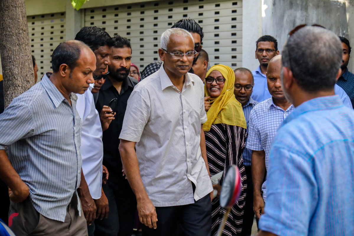 ޖުލައި 1، 2018: ގުޅިފައިވާ ޕާޓީތަކުގެ ރިޔާސީ ކެންޑިޑޭޓް އިބްރާހިމް މުހައްމަދު ސޯލިހު (އިބޫ) ހުޅުމާލޭގައި ކެމްޕެއިން ކުރެއްވުމުގެ ގޮތުން ގެތަކަށް ޒިޔާރަތް ކުރެއްވުމުގެ ތެރެއިން. "ޑޯޓުޑޯ" ހަރަކާތުގައި އިބޫ އުޅުއްވަނިކޮށް، އެމަނިކުފާނާ ދެކޮޅު ބަޔަކު ވަނީ އެ ހަރަކާތަށް ހުރަސް އަޅައި، ހަމަނުޖެހުން ހިންގަން މަސައްކަތްކޮށްފައި