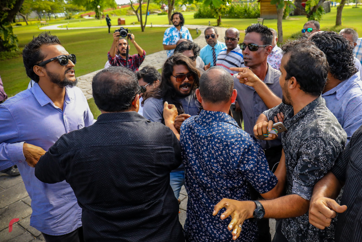 ޖުލައި 1، 2018: ގުޅިފައިވާ ޕާޓީތަކުގެ ރިޔާސީ ކެންޑިޑޭޓް އިބްރާޙިމް މުހައްމަދު ސޯލިހު (އިބޫ) ހުޅުމާލޭގައި ކެމްޕެއިންގައި އުޅުއްވަނިކޮށް ދެ މީހަކު އިބޫއަށް ހަމަލާ ދިނުމަށް މަސައްކަތް ކުރަނީ. އިބޫ ވިދާޅުވީ ހަމަލަދޭން މަސައްކަތް ކުރަނީ ރައީސް ޔާމީނަށް ވޯޓުން ރިޔާސީ އިންތިހާބު ކާމިޔާބު ނުކުރެއްވޭނެތީ ކަމަށް