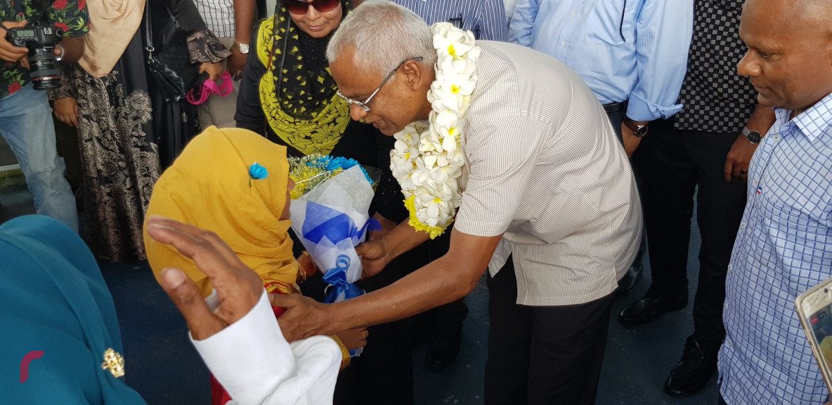 ޖުލައި 1، 2018: ގުޅިފައިވާ ޕާޓީތަކުގެ ރިޔާސީ ކެންޑިޑޭޓް އިބްރާހިމް މުހައްމަދު ސޯލިހު (އިބޫ) ހުޅުމާލޭގައި ކެމްޕެއިން ކުރެއްވުމުގެ ގޮތުން ގެތަކަށް ޒިޔާރަތް ކުރެއްވުމުގެ ތެރެއިން. "ޑޯޓުޑޯ" ހަރަކާތުގައި އިބޫ އުޅުއްވަނިކޮށް، އެމަނިކުފާނާ ދެކޮޅު ބަޔަކު ވަނީ އެ ހަރަކާތަށް ހުރަސް އަޅައި، ހަމަނުޖެހުން ހިންގަން މަސައްކަތްކޮށްފައި