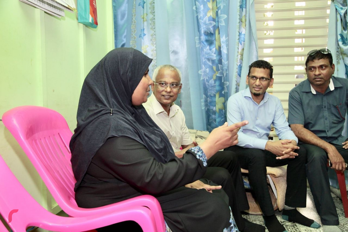 ޖުލައި 1، 2018: ގުޅިފައިވާ ޕާޓީތަކުގެ ރިޔާސީ ކެންޑިޑޭޓް އިބްރާހިމް މުހައްމަދު ސޯލިހު (އިބޫ) ހުޅުމާލޭގައި ކެމްޕެއިން ކުރެއްވުމުގެ ގޮތުން ގެތަކަށް ޒިޔާރަތް ކުރެއްވުމުގެ ތެރެއިން. "ޑޯޓުޑޯ" ހަރަކާތުގައި އިބޫ އުޅުއްވަނިކޮށް، އެމަނިކުފާނާ ދެކޮޅު ބަޔަކު ވަނީ އެ ހަރަކާތަށް ހުރަސް އަޅައި، ހަމަނުޖެހުން ހިންގަން މަސައްކަތްކޮށްފައި