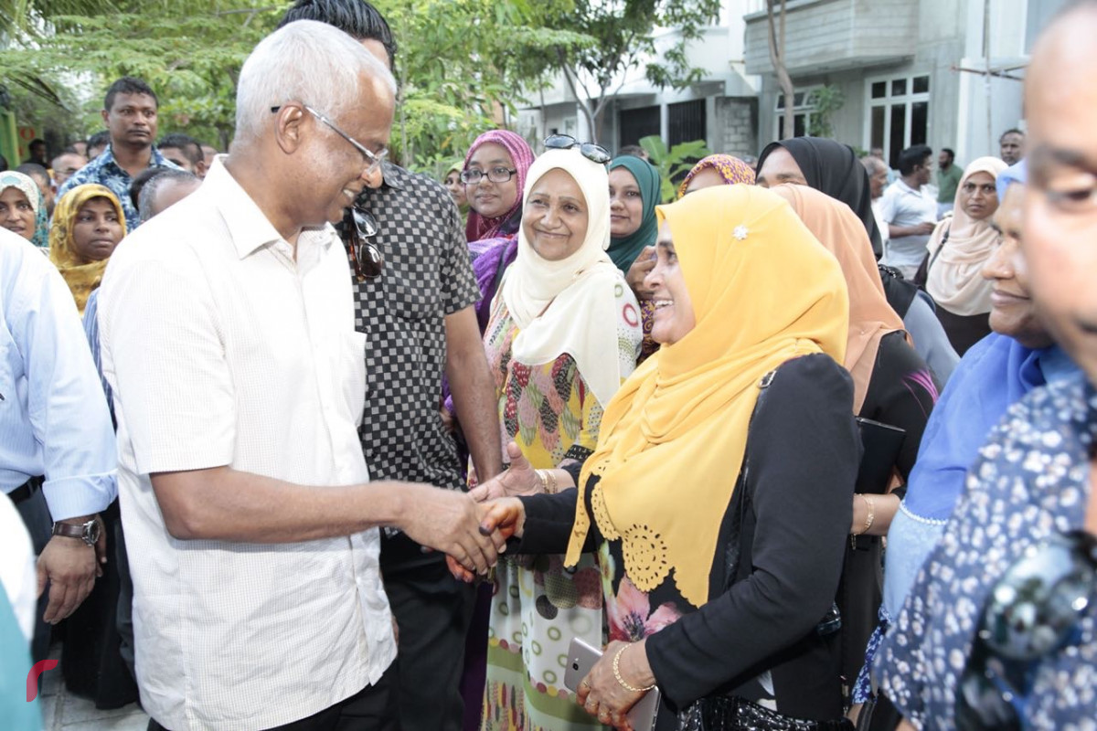 ޖުލައި 1، 2018: ގުޅިފައިވާ ޕާޓީތަކުގެ ރިޔާސީ ކެންޑިޑޭޓް އިބްރާހިމް މުހައްމަދު ސޯލިހު (އިބޫ) ހުޅުމާލޭގައި ކެމްޕެއިން ކުރެއްވުމުގެ ގޮތުން ގެތަކަށް ޒިޔާރަތް ކުރެއްވުމުގެ ތެރެއިން. "ޑޯޓުޑޯ" ހަރަކާތުގައި އިބޫ އުޅުއްވަނިކޮށް، އެމަނިކުފާނާ ދެކޮޅު ބަޔަކު ވަނީ އެ ހަރަކާތަށް ހުރަސް އަޅައި، ހަމަނުޖެހުން ހިންގަން މަސައްކަތްކޮށްފައި