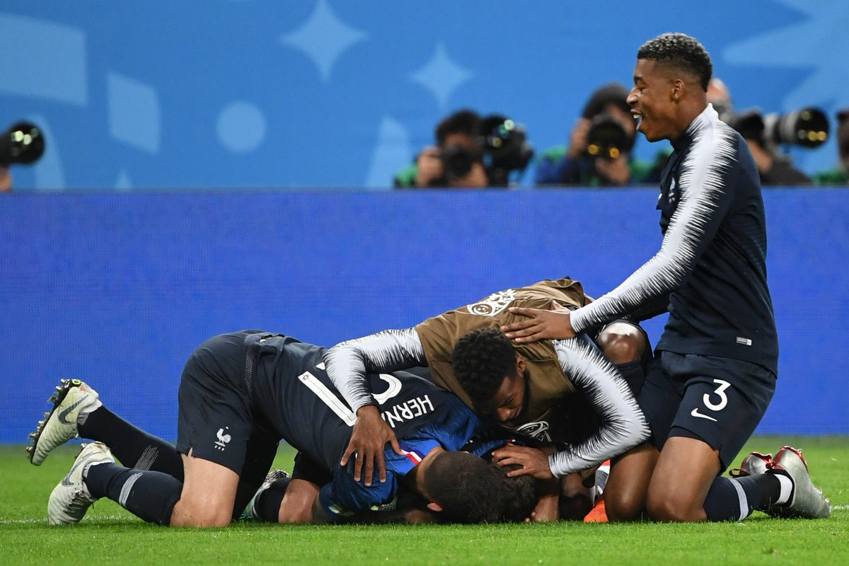 ސެމީގެ ފުރަތަމަ މެޗުގައި ބެލްޖިއަމް އަދި ފްރާންސް ބައްދަލުކުރި މެޗުގެ ތެރެއިން ފްރާންސްގެ ކުޅުންތެރިން މެޗު ނިންމާލުމަށްފަހު އުފާފާޅުކުރަނީއެވެ. ފްރާންސްއިން ވަނީ 1998 ވަނަ އަހަރު މި މުބާރާތް ކާމިޔާބުކޮށްފައެވެ.