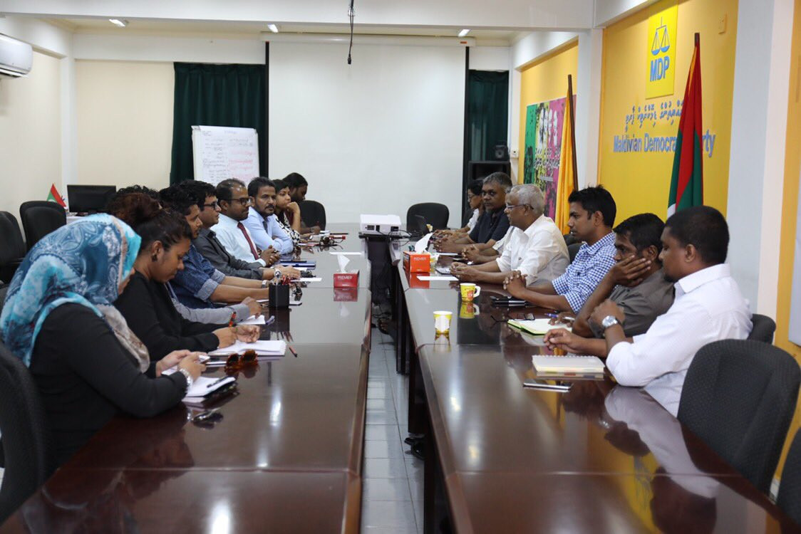 ރާއްޖެ ޓީވީގެ އިސް ބޭފުޅުންނާއި އެމްޑީޕީގެ އިސް ބޭފުޅުން އެ ޕާޓީގެ އޮފީހުގައި ބައްދަލުކުރައްވަނީ