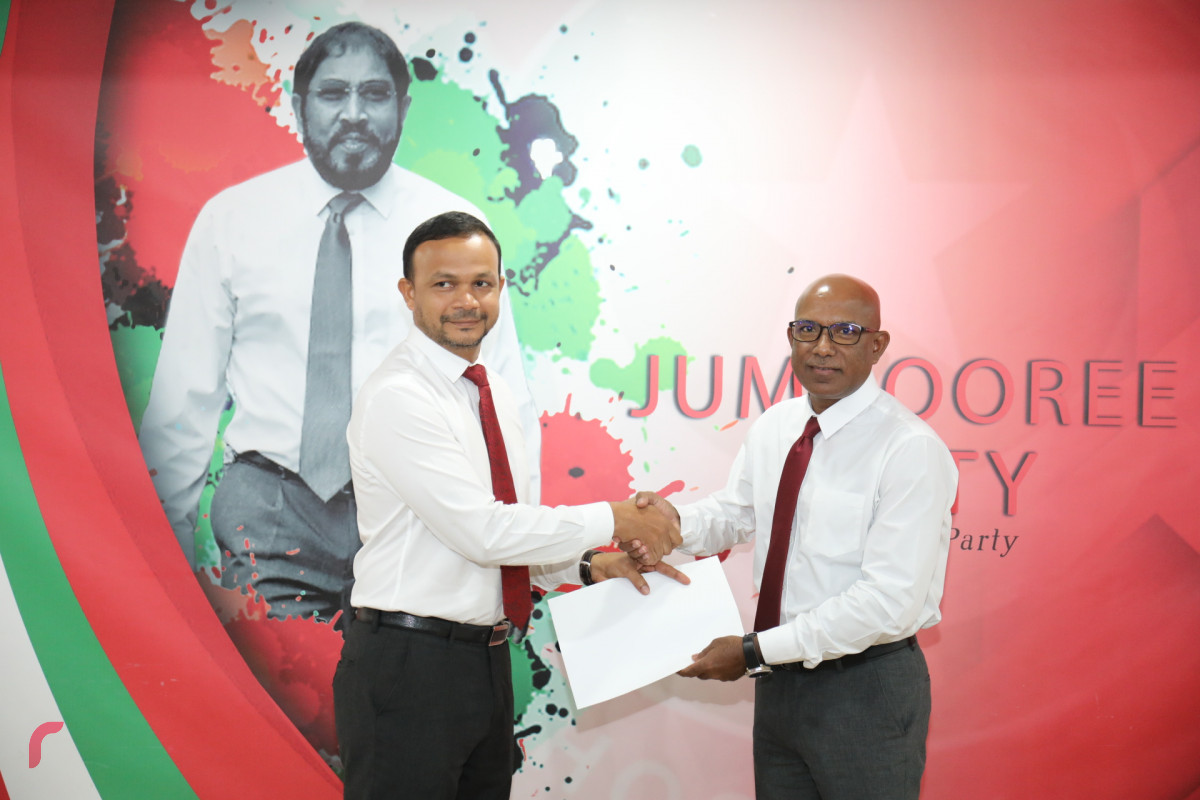 ގުޅިފައިވާ ޕާޓީތަކުގެ ކެންޑިޑޭޓް އިބްރާހީމް މުހައްމަދު ސޯލިހުގެ ރަނިން މޭޓްކަމަށް ކުރިމަތިލެއްވުމަށް އަލީ ހުސައިން ޖޭޕީ އަށް ފޯމް ހަވާލުކުރައްވަނީ