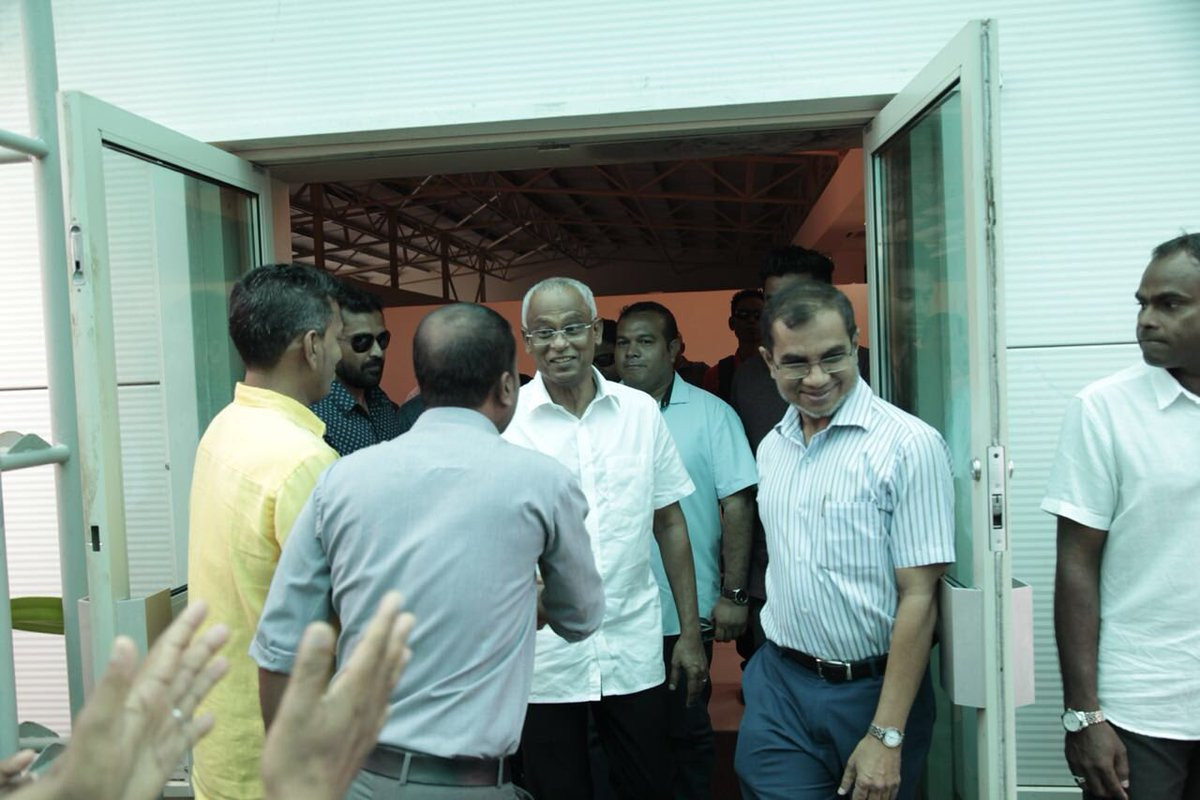 އިބޫ އާއި ގުޅިފައިވާ ޕާޓީތަކުގެ ޓީމް ހުކުރު ދުވަހު ހަވީރު އައްޑޫއަށް ވަޑައިގަތީ މުޅި ރާއްޖޭގައި ފެށުމަށް ނިންމާފައިވާ ގުޅިފައިވާ ޕާޓީތަކުގެ ދޮރުން ދޮރަށް ކެމްޕެއިން ރަސްމީކޮށް ފެށުމުގެ ގޮތުންނެވެ.