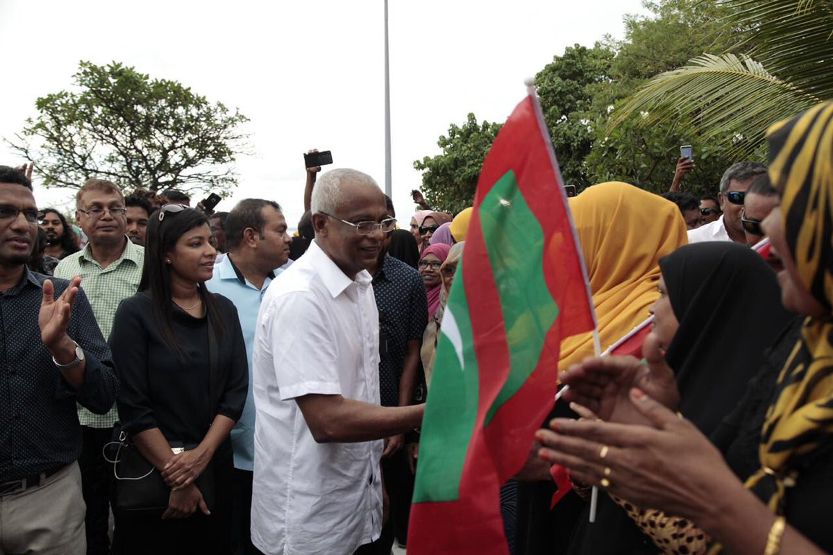 އިބޫ އަށް މަރުހަބާ ކިޔުމަށްޓަކައި 700 އަށް ވުރެ ގިނަ މީހުން މިއަދު ގަން އެއާޕޯޓަށް އެއްވި އެވެ. ސަޕޯޓަރުންނާ ސަލާމްކުރެއްވުމަށް އިބޫ ގިނަ ވަގުތުތަކެއް ހޭދަކުރެއްވެވި އެވެ.