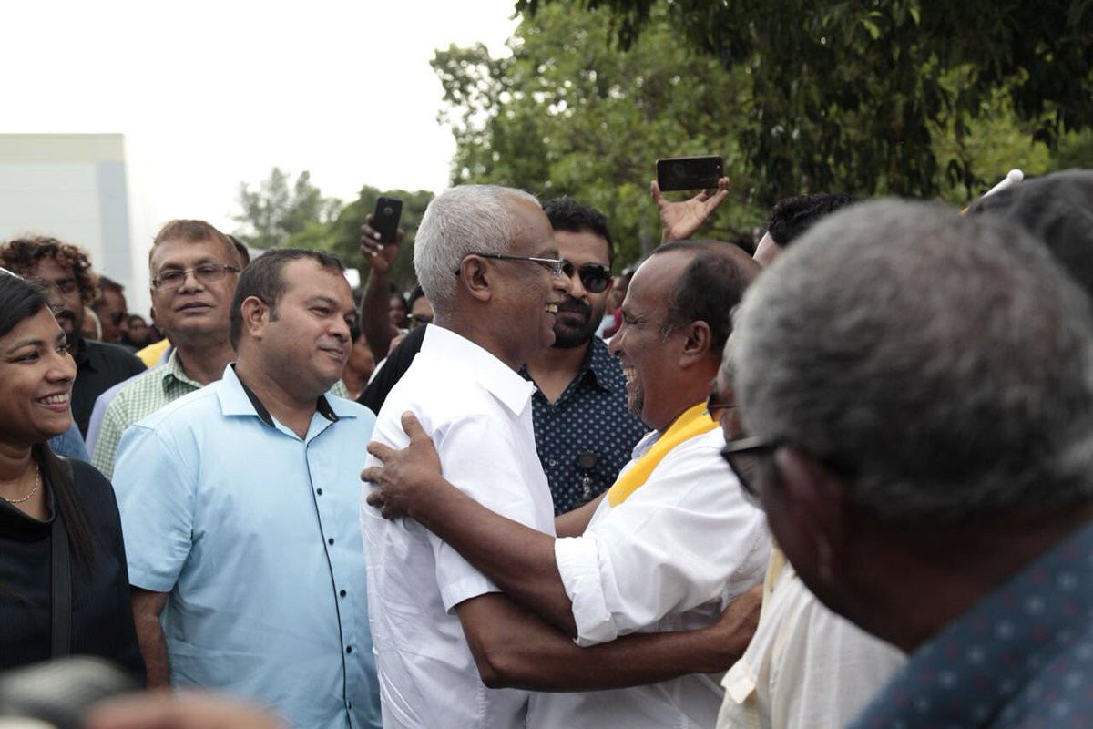 އިބޫ އާއި ގުޅިފައިވާ ޕާޓީތަކުގެ ޓީމް ހުކުރު ދުވަހު ހަވީރު އައްޑޫއަށް ވަޑައިގަތީ މުޅި ރާއްޖޭގައި ފެށުމަށް ނިންމާފައިވާ ގުޅިފައިވާ ޕާޓީތަކުގެ ދޮރުން ދޮރަށް ކެމްޕެއިން ރަސްމީކޮށް ފެށުމުގެ ގޮތުންނެވެ. އިބޫ އަށް މަރުހަބާ ކިޔުމަށްޓަކައި 700 އަށް ވުރެ ގިނަ މީހުން މިއަދު ގަން އެއާޕޯޓަށް އެއްވި އެވެ. ސަޕޯޓަރުންނާ ސަލާމްކުރެއްވުމަށް އިބޫ ގިނަ ވަގުތުތަކެއް ހޭދަކުރެއްވި އެވެ.