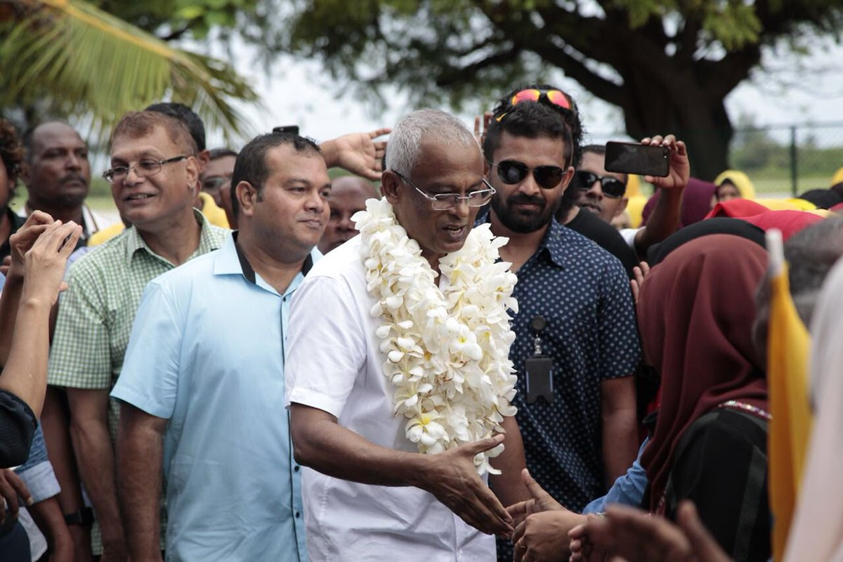 އިބޫ އަށް މަރުހަބާ ކިޔުމަށްޓަކައި 700 އަށް ވުރެ ގިނަ މީހުން މިއަދު ގަން އެއާޕޯޓަށް އެއްވިއެވެ. ސަޕޯޓަރުންނާ ސަލާމްކުރެއްވުމަށް އިބޫ ގިނަ ވަގުތުތަކެއް ހޭދަކުރެއްވިއެވެ.