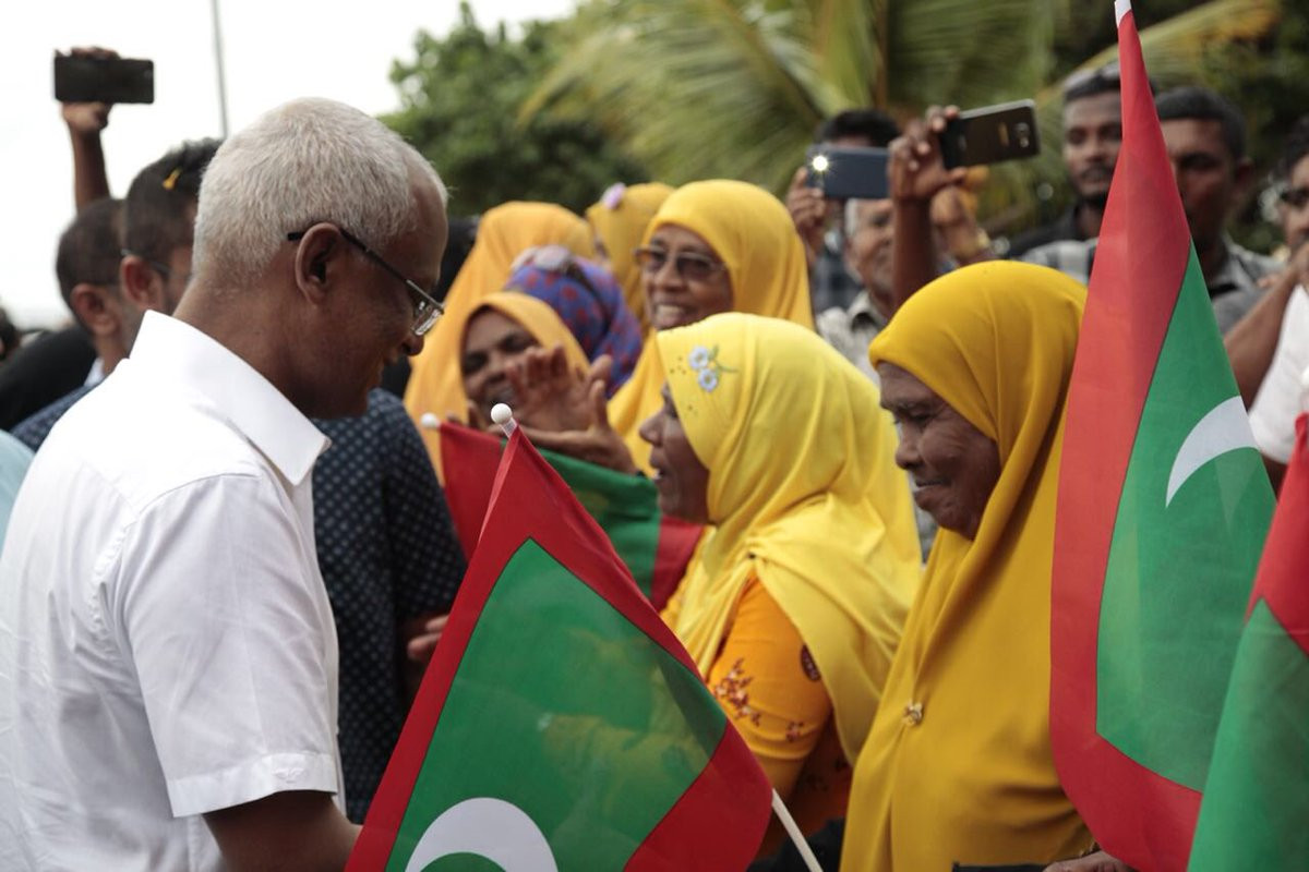 އިބޫ އާއި ގުޅިފައިވާ ޕާޓީތަކުގެ ޓީމް ހުކުރު ދުވަހު ހަވީރު އައްޑޫއަށް ވަޑައިގަތީ މުޅި ރާއްޖޭގައި ފެށުމަށް ނިންމާފައިވާ ގުޅިފައިވާ ޕާޓީތަކުގެ ދޮރުން ދޮރަށް ކެމްޕެއިން ރަސްމީކޮށް ފެށުމުގެ ގޮތުންނެވެ. އިބޫ އަށް މަރުހަބާ ކިޔުމަށްޓަކައި 700 އަށް ވުރެ ގިނަ މީހުން މިއަދު ގަން އެއާޕޯޓަށް އެއްވި އެވެ. ސަޕޯޓަރުންނާ ސަލާމްކުރެއްވުމަށް އިބޫ ގިނަ ވަގުތުތަކެއް ހޭދަކުރެއްވި އެވެ.