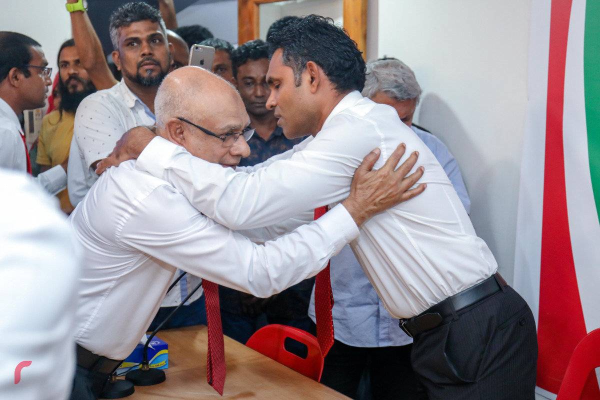 ޖުލައި 13، 2018:   ގުޅިފައިވާ އިއްތިހާދުގެ ރަނިންގމޭޓެއް ހޮވުމަށް ޖުމްހޫރީ ޕާޓީއިން ކުރިއަށްގެންދިޔަ އެތެރޭގެ އިންތިހާބަށްފަހު އިންތިހާބު ކާމިޔާބުކުރައްވައި  އިއްތިހާދުގެ ރަނިންގމޭޓްގެ ޖާގަ ހޯއްދެވި ފައިސަލް ނަސީމް ކައުންސިލް މެމްބަރުންނާއެކު-- ފޮޓޯ: މުހައްމަދު ޝަރުހާން / ރާއްޖެ އެމްވީ