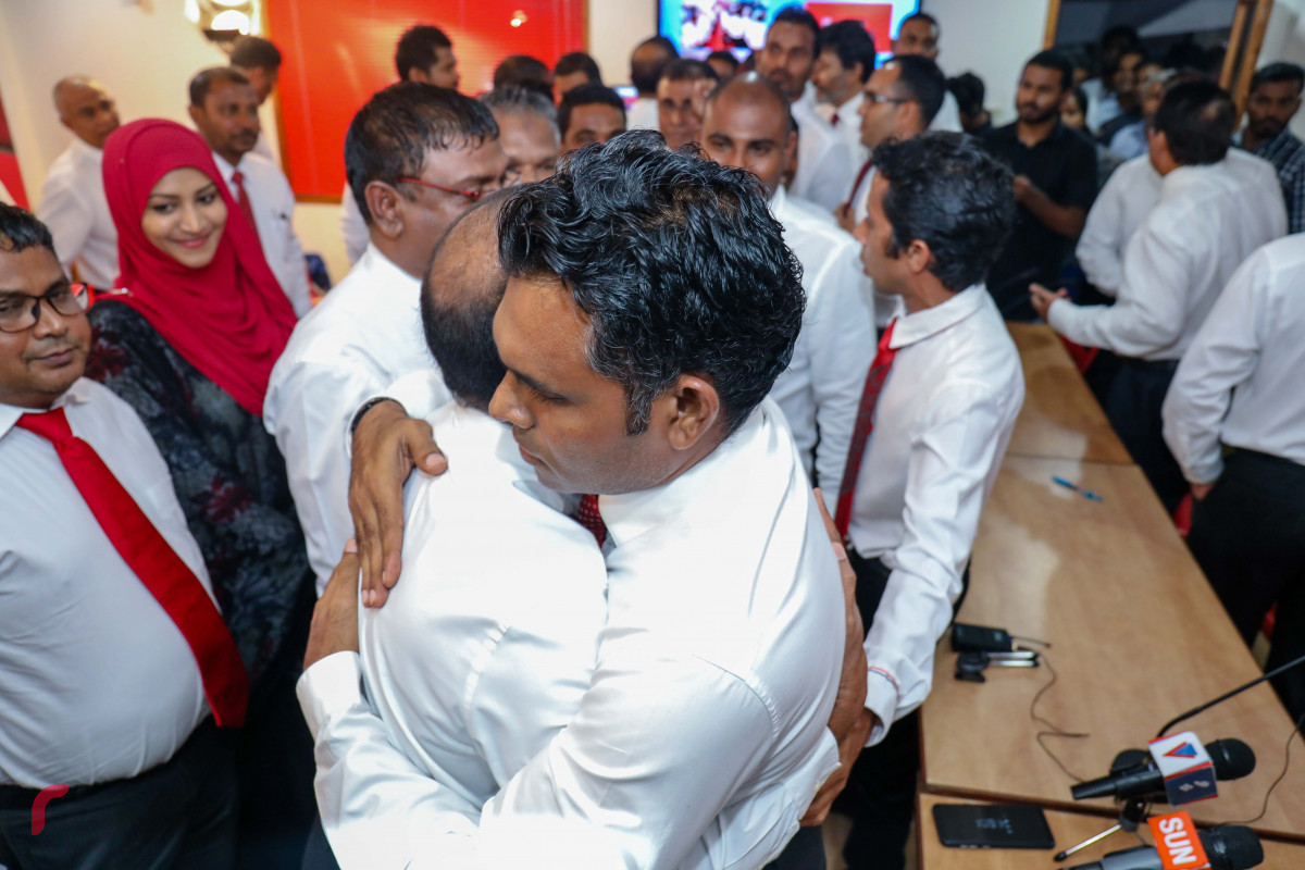 ޖުލައި 13، 2018:  ގުޅިފައިވާ އިއްތިހާދުގެ ރަނިންގމޭޓެއް ހޮވުމަށް ޖުމްހޫރީ ޕާޓީއިން ކުރިއަށްގެންދިޔަ އެތެރޭގެ އިންތިހާބަށްފަހު އިންތިހާބު ކާމިޔާބުކުރައްވައި  އިއްތިހާދުގެ ރަނިންގމޭޓްގެ ޖާގަ ހޯއްދެވި ފައިސަލް ނަސީމް ކައުންސިލް މެމްބަރުންނާއެކު-- ފޮޓޯ: މުހައްމަދު ޝަރުހާން / ރާއްޖެ އެމްވީ