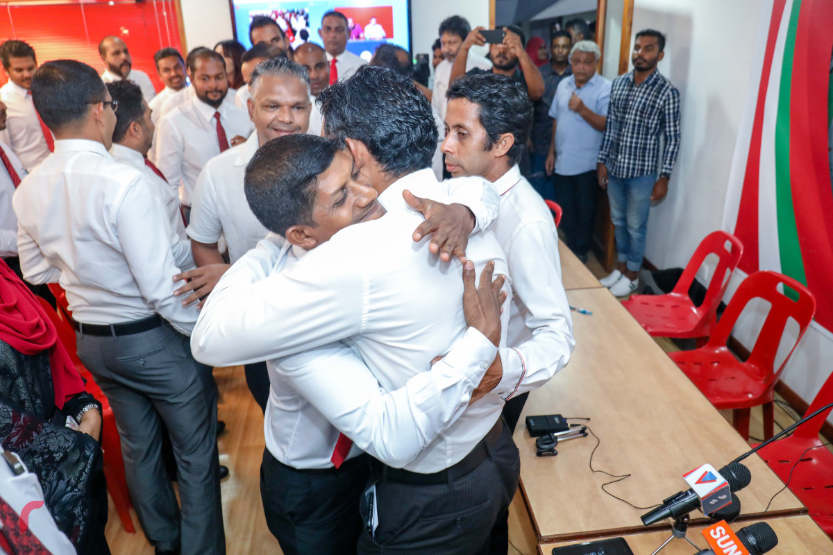 ޖުލައި 13، 2018: ގުޅިފައިވާ އިއްތިހާދުގެ ރަނިންގމޭޓެއް ހޮވުމަށް ޖުމްހޫރީ ޕާޓީއިން ކުރިއަށްގެންދިޔަ އެތެރޭގެ އިންތިހާބަށްފަހު އިންތިހާބު ކާމިޔާބުކުރައްވައި  އިއްތިހާދުގެ ރަނިންގމޭޓްގެ ޖާގަ ހޯއްދެވި ފައިސަލް ނަސީމް ކައުންސިލް މެމްބަރުންނާއެކު-- ފޮޓޯ: މުހައްމަދު ޝަރުހާން / ރާއްޖެ އެމްވީ