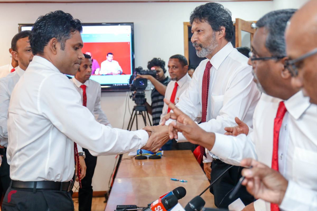 ޖުލައި 13، 2018:  ގުޅިފައިވާ އިއްތިހާދުގެ ރަނިންގމޭޓެއް ހޮވުމަށް ޖުމްހޫރީ ޕާޓީއިން ކުރިއަށްގެންދިޔަ އެތެރޭގެ އިންތިހާބަށްފަހު އިންތިހާބު ކާމިޔާބުކުރައްވައި  އިއްތިހާދުގެ ރަނިންގމޭޓްގެ ޖާގަ ހޯއްދެވި ފައިސަލް ނަސީމް ކައުންސިލް މެމްބަރުންނާއި ސަލާމް ކުރައްވަނީ-- ފޮޓޯ: މުހައްމަދު ޝަރުހާން / ރާއްޖެ އެމްވީ