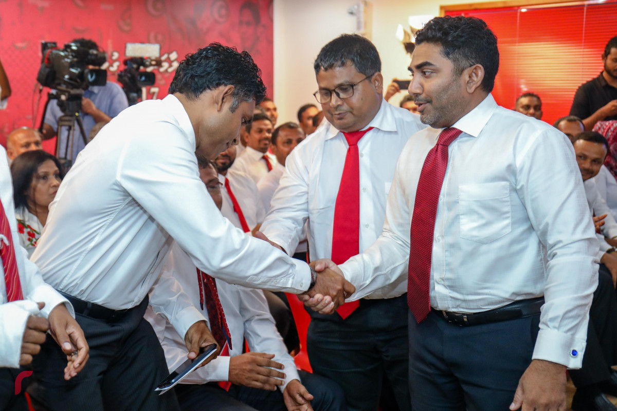 ޖުލައި 13، 2018:  ގުޅިފައިވާ އިއްތިހާދުގެ ރަނިންގމޭޓެއް ހޮވުމަށް ޖުމްހޫރީ ޕާޓީއިން ކުރިއަށްގެންދިޔަ އެތެރޭގެ އިންތިހާބަށްފަހު އިންތިހާބު ކާމިޔާބުކުރައްވައި  އިއްތިހާދުގެ ރަނިންގމޭޓްގެ ޖާގަ ހޯއްދެވި ފައިސަލް ނަސީމް ކައުންސިލް މެމްބަރުންނާއި ސަލާމް ކުރައްވަނީ-- ފޮޓޯ: މުހައްމަދު ޝަރުހާން / ރާއްޖެ އެމްވީ