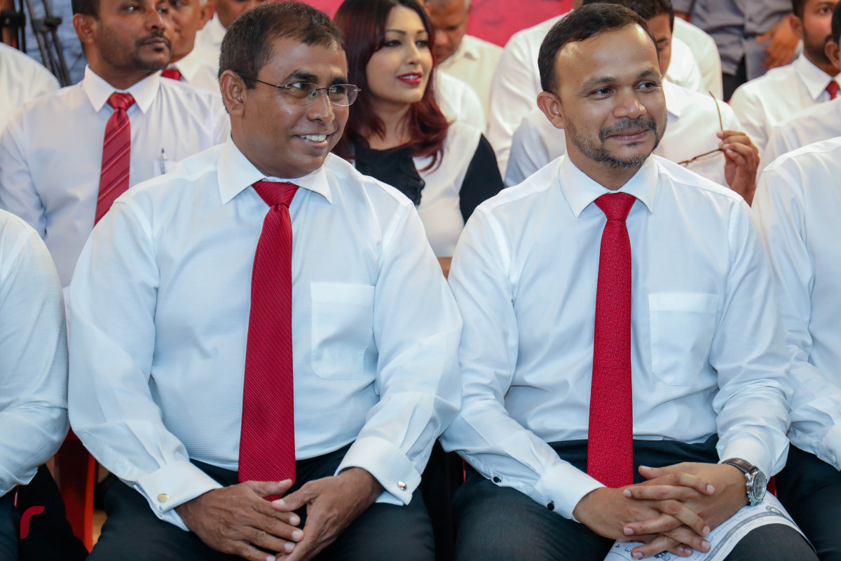 ޖުލައި 13، 2018:  ގުޅިފައިވާ އިއްތިހާދުގެ ރަނިންގމޭޓެއް ހޮވުމަށް ޖުމްހޫރީ ޕާޓީއިން ކުރިއަށްގެންދިޔަ އެތެރޭގެ އިންތިހާބުގައި ރަނިންގމޭޓްގެ މަގާމަށް ކުރިމަތިލެއްވި ކެންދޫ ދާއިރާގެ މެމްބަރު އަލީ ހުސައިން ބައިވެރިވެވަޑައިގަންނަވަނީ، މި އިންތިހާބު ކާމިޔާބުކޮށް އިއްތިހާދުގެ ރަނިންގ މޭޓްގެ ޖާގަ ހޯއްދަވާފައިވަނީ ކާށިދޫ ދާއިރާގެ މެމްބަރު ފައިސަލް ނަސީމް -- ފޮޓޯ: މުހައްމަދު ޝަރުހާން / ރާއްޖެ އެމްވީ