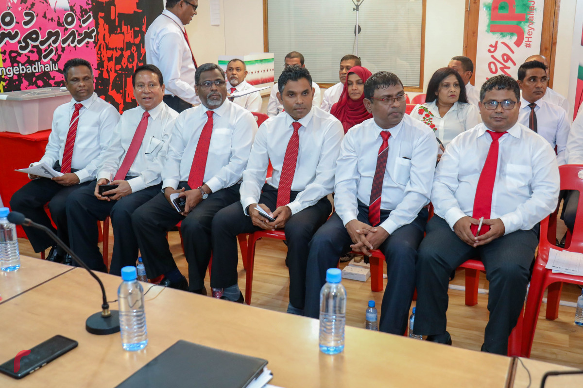 ޖުލައި 13، 2018:  ގުޅިފައިވާ އިއްތިހާދުގެ ރަނިންގމޭޓެއް ހޮވުމަށް ޖުމްހޫރީ ޕާޓީއިން ކުރިއަށްގެންދިޔަ އެތެރޭގެ އިންތިހާބުގެ ތެރެއިން، އިންތިހާބު ކާމިޔާބުކުރައްވައި އިއްތިހާދުގެ ރަނިންގމޭޓްގެ ޖާގަ ހޯއްދަވާފައިވަނީ ކާށިދޫ ދާއިރާގެ މެމްބަރު ފައިސަލް ނަސީމް-- ފޮޓޯ: މުހައްމަދު ޝަރުހާން / ރާއްޖެ އެމްވީ