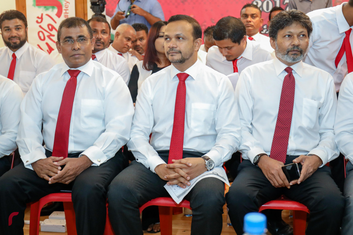 ޖުލައި 13، 2018:  ގުޅިފައިވާ އިއްތިހާދުގެ ރަނިންގމޭޓެއް ހޮވުމަށް ޖުމްހޫރީ ޕާޓީއިން ކުރިއަށްގެންދިޔަ އެތެރޭގެ އިންތިހާބުގައި ރަނިންގމޭޓްގެ މަގާމަށް ކުރިމަތިލެއްވި ކެންދޫ ދާއިރާގެ މެމްބަރު އަލީ ހުސައިން ބައިވެރިވެވަޑައިގަންނަވަނީ، މި އިންތިހާބު ކާމިޔާބުކޮށް އިއްތިހާދުގެ ރަނިންގ މޭޓްގެ ޖާގަ ހޯއްދަވާފައިވަނީ ކާށިދޫ ދާއިރާގެ މެމްބަރު ފައިސަލް ނަސީމް -- ފޮޓޯ: މުހައްމަދު ޝަރުހާން / ރާއްޖެ އެމްވީ