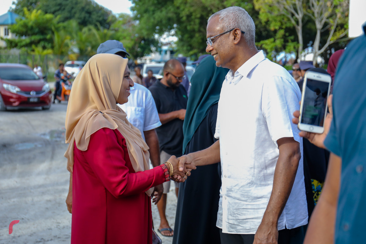 ޖުލައި 14، 2018: ގުޅިފައިވާ ޕާޓީތަކުގެ ރިޔާސީ ކެންޑިޑޭޓް އިބްރާހިމް މުހައްމަދު ސޯލިހު (އިބޫ) އަދި ކެމްޕެއިން ޓީމް ފުވައްމުލަކަށް ވަޑައިގަތުމަށްފަހު އިބޫ މަރުހަބާ ދެންނެވުމަށް ގޮސް ތިބި ރައްޔިތުންނާއި ސަލާމް ކުރައްވަނީ. ކުރިޔަށް ހުރި ދުވަސްތަކުގައި ވެސް ދެ ބެފޫޅުން އެއްކޮށް އަދި ވަކިން ވެސް ރާއްޖޭގެ އެކި ހިސާބުތަކަށް ކެމްޕެއިން ދަތުރުތައް ކުރެއްވުމަށް ހަމަޖެހިފައިވާ ކަމަށް ގުޅިފައިވާ ޕާޓީތަކުން ބުނޭ