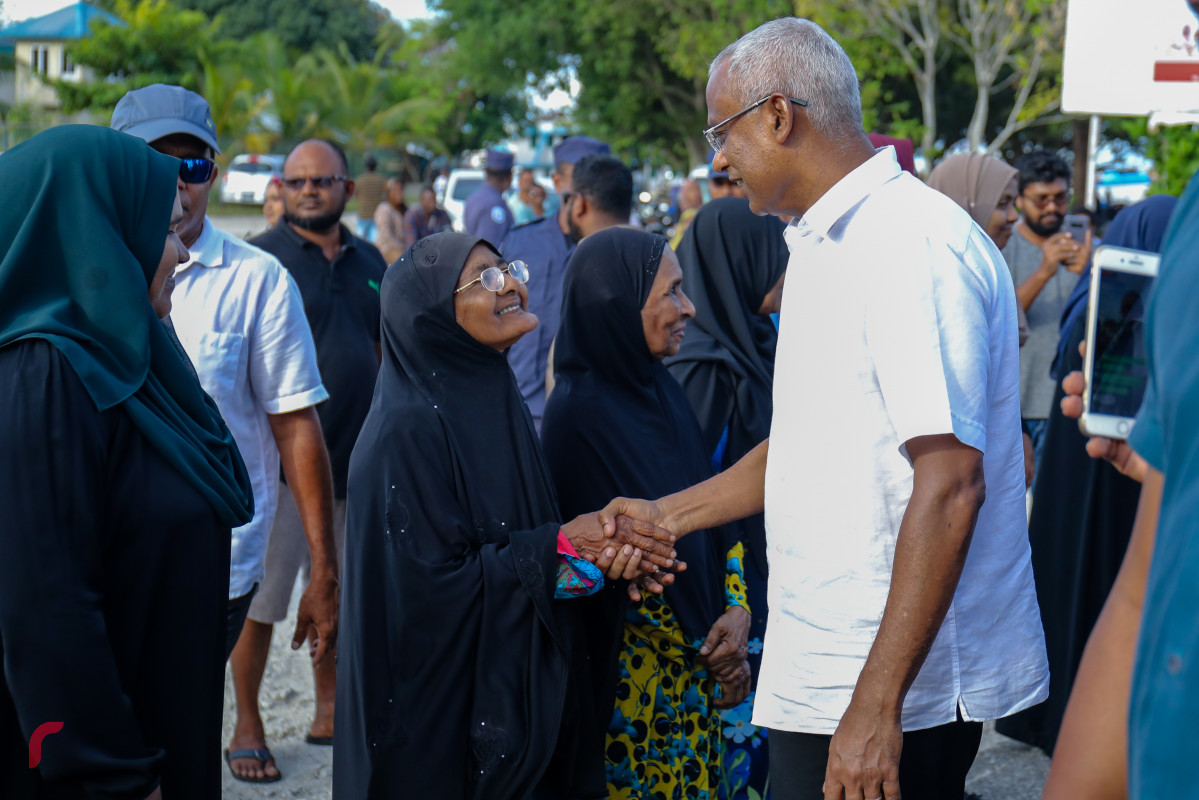 ޖުލައި 14، 2018: ގުޅިފައިވާ ޕާޓީތަކުގެ ރިޔާސީ ކެންޑިޑޭޓް އިބްރާހިމް މުހައްމަދު ސޯލިހު (އިބޫ) އަދި ކެމްޕެއިން ޓީމް ފުވައްމުލަކަށް ވަޑައިގަތުމަށްފަހު މަރުހަބާ ދެންނެވުމަށް ގޮސްހުރި ދޮށީ އުމުރުގެ ރައްޔިތަކާއި އިބޫ ސަލާމް ކުރައްވަނީ.