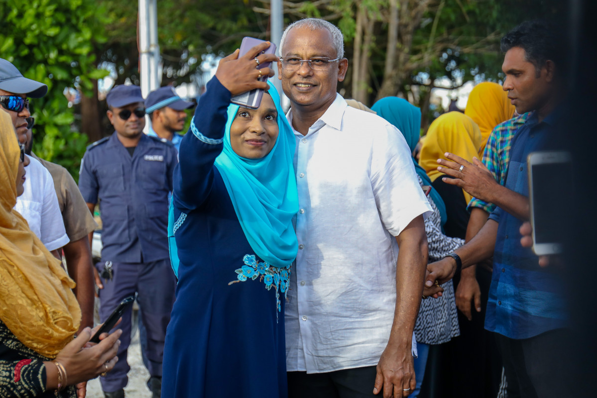 ޖުލައި 14، 2018: ގުޅިފައިވާ ޕާޓީތަކުގެ ރިޔާސީ ކެންޑިޑޭޓް އިބްރާހިމް މުހައްމަދު ސޯލިހު (އިބޫ) އަދި ކެމްޕެއިން ޓީމް ފުވައްމުލަކަށް ވަޑައިގަތުމާއެކު ފުވައްމުލަކުގެ ރައްޔިތަކު އިބޫއާއެކު ސެލްފީއެއް ނަގަނީ.