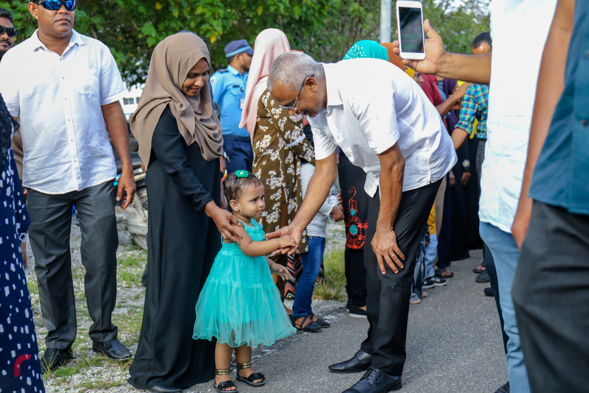 ޖުލައި 14، 2018: ގުޅިފައިވާ ޕާޓީތަކުގެ ރިޔާސީ ކެންޑިޑޭޓް އިބްރާހިމް މުހައްމަދު ސޯލިހު (އިބޫ) އަދި ކެމްޕެއިން ޓީމް ފުވައްމުލަކަށް ވަޑައިގަތުމަށްފަހު އިބޫއަށް މަރުހަބާ ދެންނެވުމަށް ގޮސް ހުރި ތުއްތު ކުއްޖަކާއި އިބޫ ސަލާމް ކުރައްވަނީ. މިއީ ކޯލިޝަންގެ ރިޔާސީ ކެންޑިޑޭޓެއްގެ ހައިސިއްޔަތުން އިބޫ ފުވައްމުލަކަށް ކުރެއްވި ފުރަތަމަ ދަތުރުފުޅު.