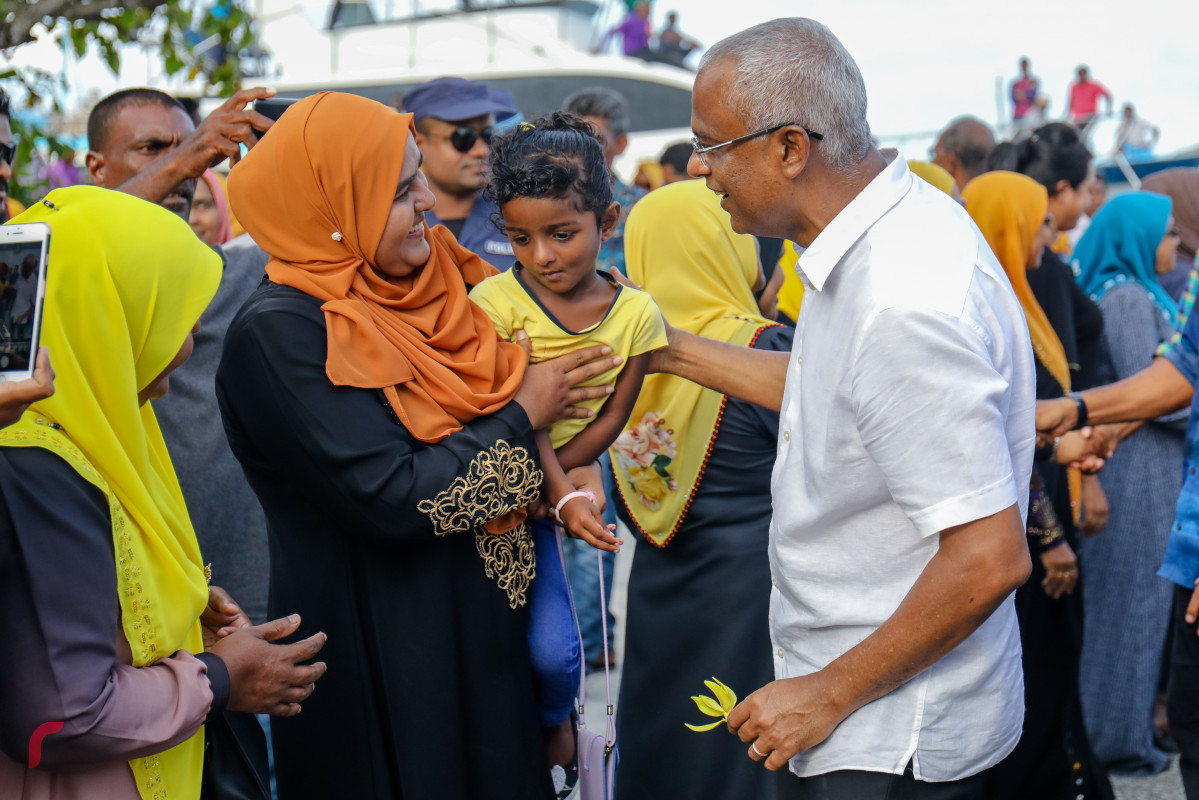 ޖުލައި 14، 2018: ގުޅިފައިވާ ޕާޓީތަކުގެ ރިޔާސީ ކެންޑިޑޭޓް އިބްރާހިމް މުހައްމަދު ސޯލިހު (އިބޫ) އަދި ކެމްޕެއިން ޓީމް ފުވައްމުލަކަށް ވަޑައިގަތުމާއެކު އިބޫއަށް މަރުހަބާ ދެންނެވުމަށް ގޮސް ހުރި ތުއްތު ކުއްޖަކާއި އިބޫ ވާހަކަ ދައްކަވަނީ. ކުރިޔަށް ހުރި ދުވަސްތަކުގައި ވެސް ދެ ބެފޫޅުން އެއްކޮށް އަދި ވަކިން ވެސް ރާއްޖޭގެ އެކި ހިސާބުތަކަށް ކެމްޕެއިން ދަތުރުތައް ކުރެއްވުމަށް ހަމަޖެހިފައިވާ ކަމަށް ގުޅިފައިވާ ޕާޓީތަކުން ބުނޭ