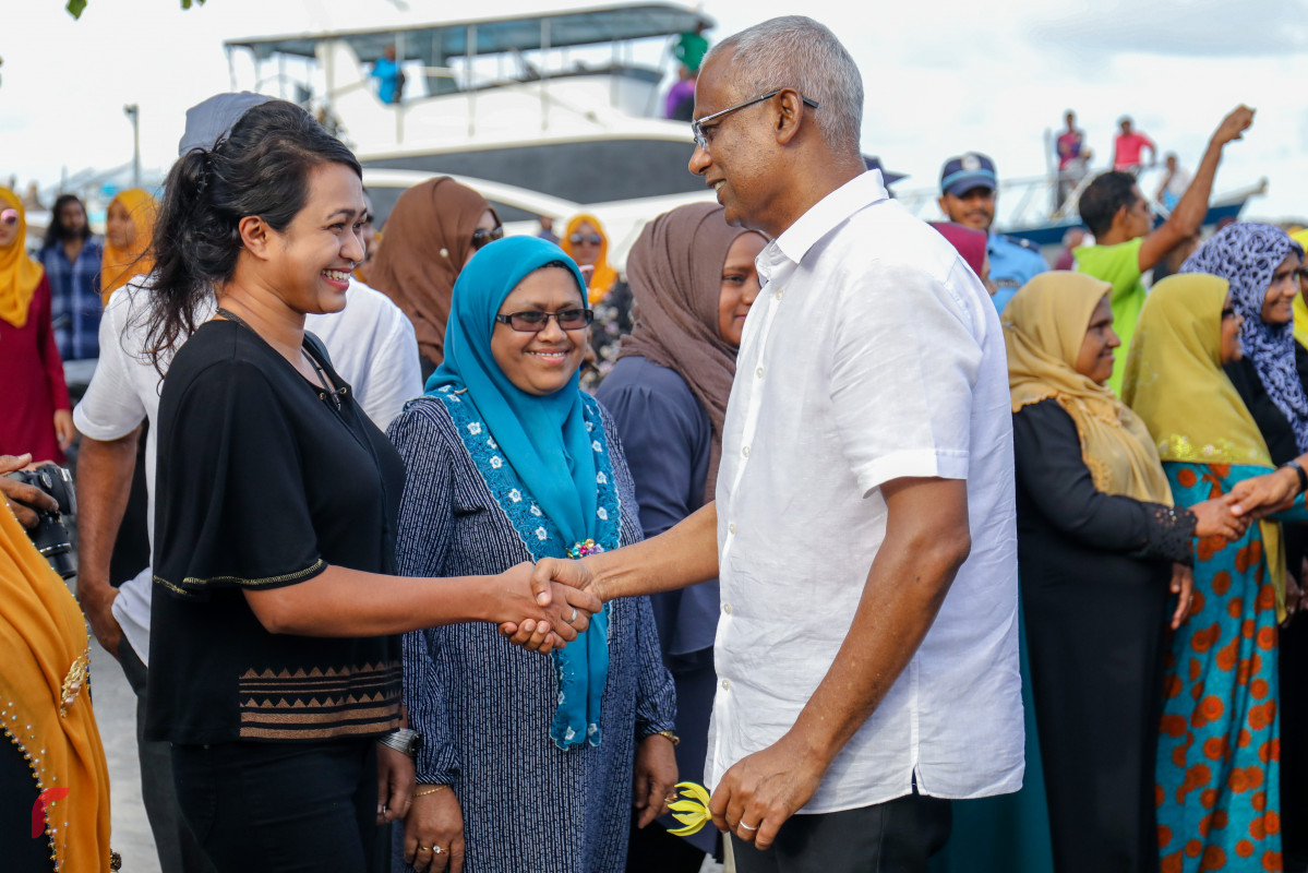 ޖުލައި 14، 2018: ގުޅިފައިވާ ޕާޓީތަކުގެ ރިޔާސީ ކެންޑިޑޭޓް އިބްރާހިމް މުހައްމަދު ސޯލިހު (އިބޫ) އަދި ކެމްޕެއިން ޓީމް ފުވައްމުލަކަށް ވަޑައިގަތުމަށްފަހު އެރަށުގެ ރައްޔިތަކާއި އިބޫ ސަލާމް ކުރައްވަނީ. މިއީ ކޯލިޝަންގެ ރިޔާސީ ކެންޑިޑޭޓެއްގެ ހައިސިއްޔަތުން އިބޫ ފުވައްމުލަކަށް ކުރެއްވި ފުރަތަމަ ދަތުރުފުޅު.