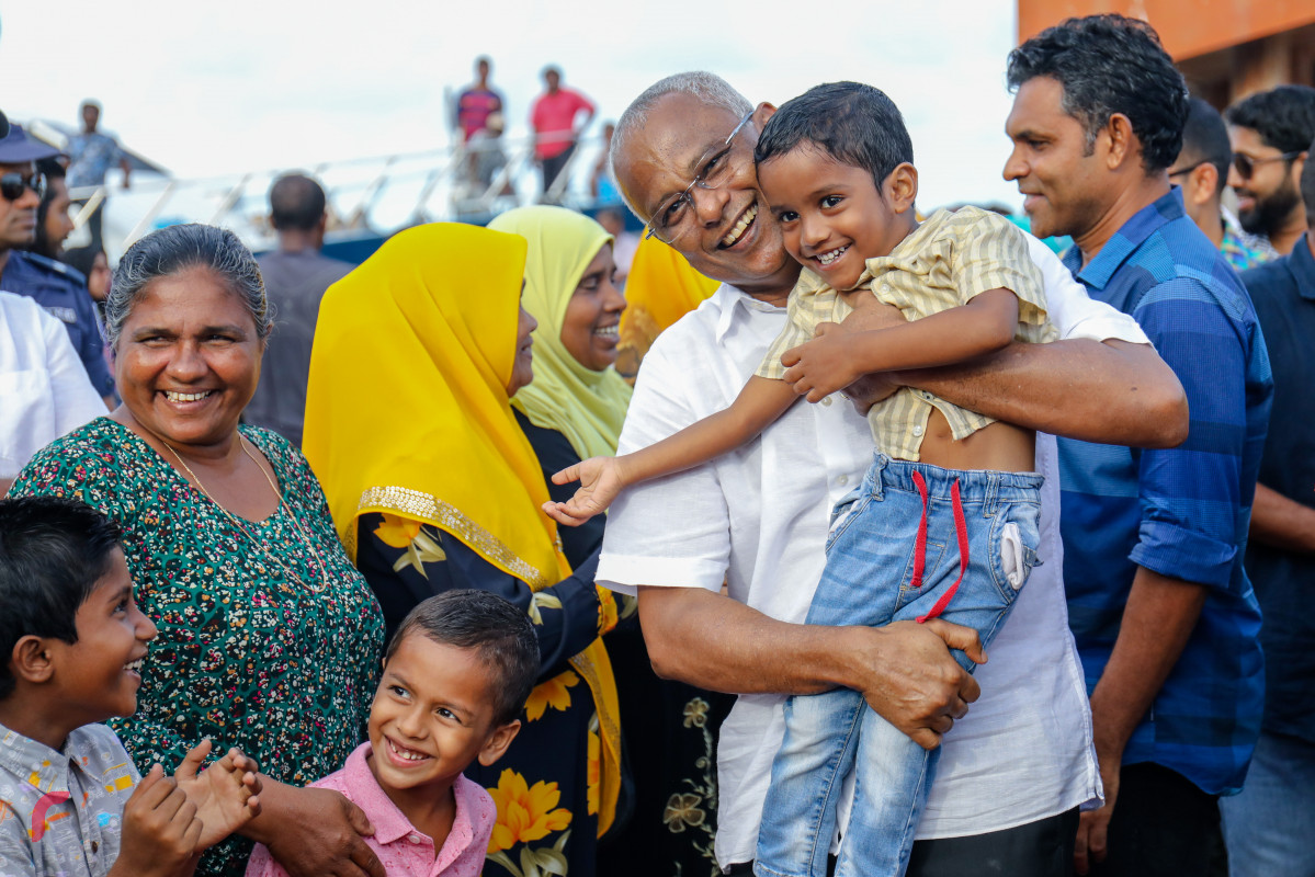 ޖުލައި 14، 2018: ގުޅިފައިވާ ޕާޓީތަކުގެ ރިޔާސީ ކެންޑިޑޭޓް އިބްރާހިމް މުހައްމަދު ސޯލިހު (އިބޫ) އަދި ކެމްޕެއިން ޓީމް ފުވައްމުލަކަށް ވަޑައިގަތުމަށްފަހު މަރުހަބާ ދެންނެވުމަށް ގޮސް ހުރި ތުއްތު ކުއްޖަކު އިބޫ އުފުއްލަވާލައްވަނީ. މިއީ ކޯލިޝަންގެ ރިޔާސީ ކެންޑިޑޭޓެއްގެ ހައިސިއްޔަތުން އިބޫ ފުވައްމުލަކަށް ކުރެއްވި ފުރަތަމަ ދަތުރުފުޅު.