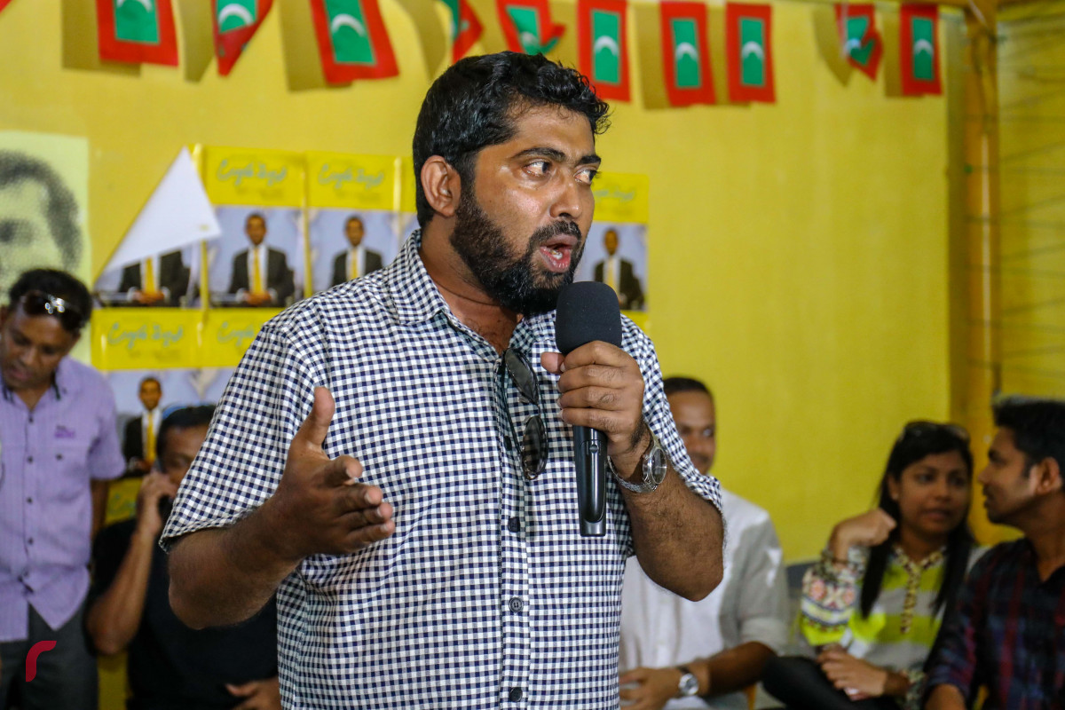 ޖުލައި 14، 2018: ގުޅިފައިވާ ޕާޓީތަކުގެ ރިޔާސީ ކެންޑިޑޭޓް އިބްރާހިމް މުހައްމަދު ސޯލިހު (އިބޫ) އަދި ކެމްޕެއިން ޓީމް ފުވައްމުލަކަށް ވަޑައިގަތުމާއެކު ފުވައްމުލަކު އުތުރު ދާއިރާގެ މެމްބަރު އަލީ ޝާހް ވާހަކަ ދައްކަވަނީ.