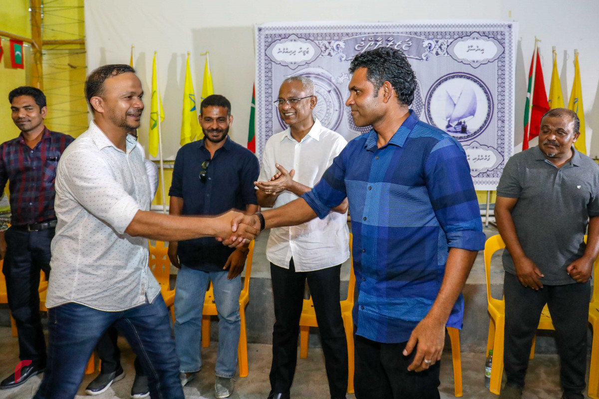 ޖުލައި 14، 2018: ގުޅިފައިވާ ޕާޓީތަކުގެ ރިޔާސީ ކެންޑިޑޭޓް އިބްރާހިމް މުހައްމަދު ސޯލިހު (އިބޫ) އަދި ކެމްޕެއިން ޓީމް ފުވައްމުލަކަށް ވަޑައިގަތުމަށްފަހު ބޭއްވި ބައްދަލުވުމުގައި ކޯލިޝަންގެ ރަނިންގމޭޓް ފައިސަލް ނަސީމް އެމަނިކުފާނާއި އެމަގާމު ހޯއްދެވުމަށް އެންމެ ބޮޑަށް ވާދަކުރެއްވި ކެންދޫ ދާއިރާގެ މެމްބަރު އަލީ ހުސައިން ސަލާމް ކުރައްވަނީ.