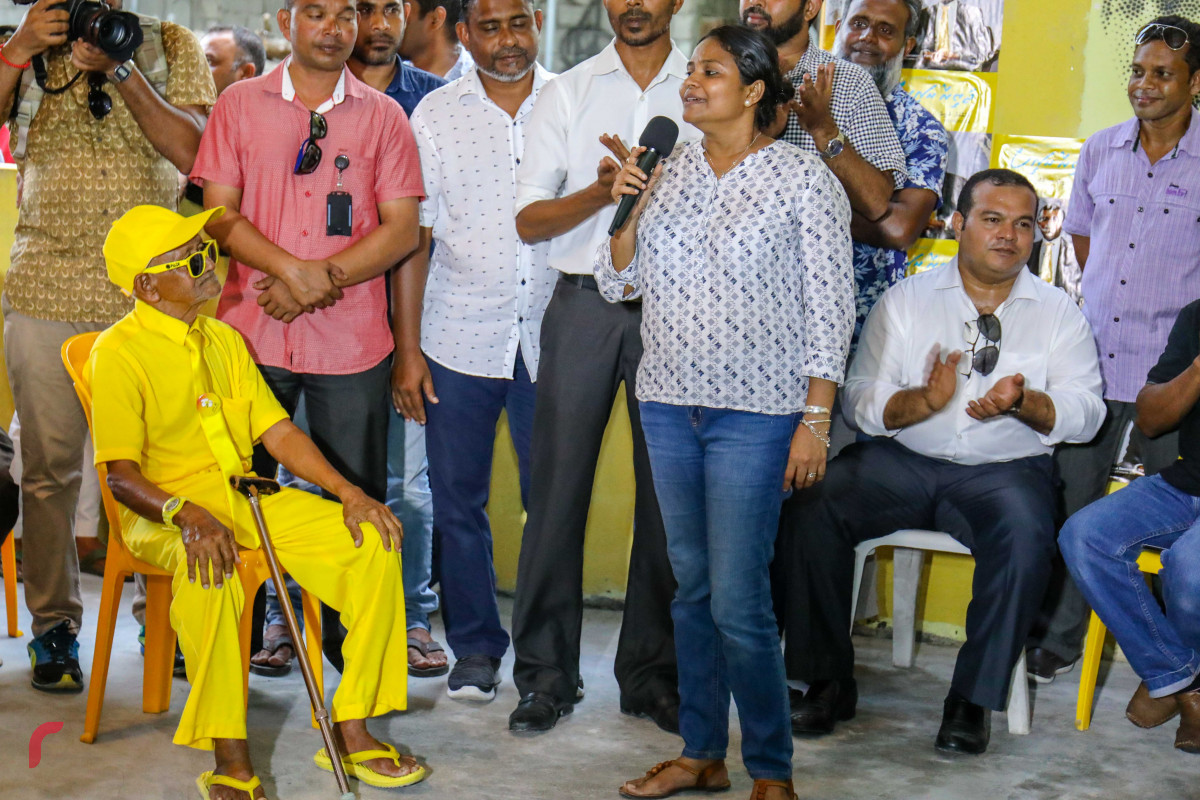 ޖުލައި 14، 2018: ގުޅިފައިވާ ޕާޓީތަކުގެ ރިޔާސީ ކެންޑިޑޭޓް އިބްރާހިމް މުހައްމަދު ސޯލިހު (އިބޫ) އަދި ކެމްޕެއިން ޓީމް ފުވައްމުލަކަށް ވަޑައިގަތުމާއެކު ބޭއްވި ފުރަތަމަ ބައްދަލުވުމުގައި ރައީސް މައުމޫން ޕީޕީއެމްގެ ނައިބް ރައީސާގެ މަގާމަށް އައްޔަނުކުރެއްވި އައިމިނަތު ނާދިރާ ވާހަކަ ދައްކަވަނީ.