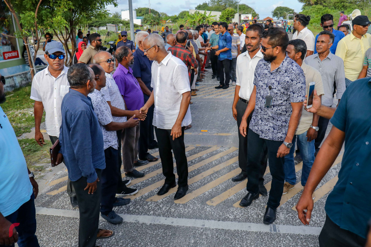 ޖުލައި 14، 2018: ގުޅިފައިވާ ޕާޓީތަކުގެ ރިޔާސީ ކެންޑިޑޭޓް އިބްރާހިމް މުހައްމަދު ސޯލިހު (އިބޫ) އަދި ކެމްޕެއިން ޓީމް ފުވައްމުލަކަށް ވަޑައިގަތުމާއެކު ފުވައްމުލަކުގެ ރައްޔިތުންނާއި އިބޫ ސަލާމް ކުރައްވަނީ. މިއީ ކޯލިޝަންގެ ރިޔާސީ ކެންޑިޑޭޓެއްގެ ހައިސިއްޔަތުން އިބޫ ފުވައްމުލަކަށް ކުރެއްވި ފުރަތަމަ ދަތުރުފުޅު.