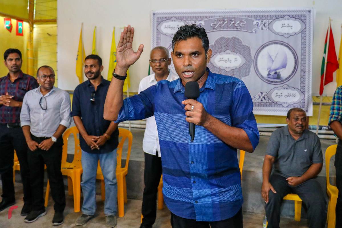 ޖުލައި 14، 2018: ގުޅިފައިވާ ޕާޓީތަކުގެ ރިޔާސީ ކެންޑިޑޭޓް އިބްރާހިމް މުހައްމަދު ސޯލިހު (އިބޫ) އަދި ކެމްޕެއިން ޓީމް ފުވައްމުލަކަށް ވަޑައިގަތުމާއެކު ބޭއްވި ފުރަތަމަ ބައްދަލުވުމުގައި ކޯލިޝަންގެ ރަނިންގމޭޓް ފައިސަލް ނަސީމް ވާހަކަ ދައްކަވަނީ. މިއީ ރަނިންގމޭޓަކަށް ހޮވިވަޑައިގަތްފަހުން ފައިސަލް އަމިއްލަ ރަށް ކަމަށްވާ ފުވައްމުލަކަށް ކުރައްވާ ފުރަތަމަ ދަތުރުފުޅު. ފައިސަލް ނަސީމް ވިދާޅުވީ، މިއަދު ފުވައްމުލަކުން ފެނިގެންދާ މަންޒަރަކީ އެރަށުގެ 80 އިންސަައްތައަށް ވުރެ ގިނަ ރައްޔިތުން އޮތީ އިސްލާހަށް އަދި ހެއުބަދަލަކަށް ބޭނުން ވެފައި ކަމަށް