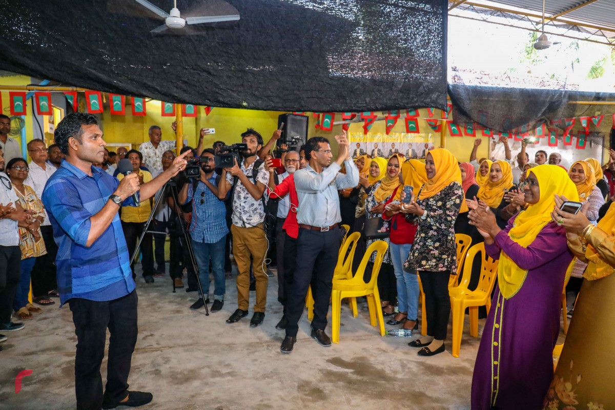 ޖުލައި 14، 2018: ގުޅިފައިވާ ޕާޓީތަކުގެ ރިޔާސީ ކެންޑިޑޭޓް އިބްރާހިމް މުހައްމަދު ސޯލިހު (އިބޫ) އަދި ކެމްޕެއިން ޓީމް ފުވައްމުލަކަށް ވަޑައިގަތުމާއެކު ބޭއްވި ފުރަތަމަ ބައްދަލުވުމުގައި ކޯލިޝަންގެ ރަނިންގމޭޓް ފައިސަލް ނަސީމް ވާހަކަ ދައްކަވަނީ. މިއީ ރަނިންގމޭޓަކަށް ހޮވިވަޑައިގަތްފަހުން ފައިސަލް އަމިއްލަ ރަށް ކަމަށްވާ ފުވައްމުލަކަށް ކުރައްވާ ފުރަތަމަ ދަތުރުފުޅު. ފައިސަލް ނަސީމް ވިދާޅުވީ، މިއަދު ފުވައްމުލަކުން ފެނިގެންދާ މަންޒަރަކީ އެރަށުގެ 80 އިންސަައްތައަށް ވުރެ ގިނަ ރައްޔިތުން އޮތީ އިސްލާހަށް އަދި ހެއުބަދަލަކަށް ބޭނުން ވެފައި ކަމަށް