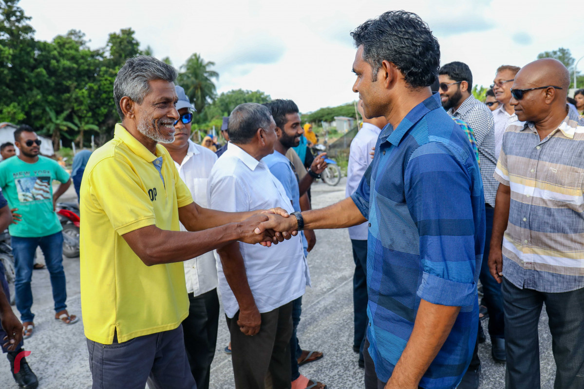 ޖުލައި 14، 2018: ގުޅިފައިވާ ޕާޓީތަކުގެ ރިޔާސީ ކެންޑިޑޭޓް އިބްރާހިމް މުހައްމަދު ސޯލިހު (އިބޫ) އަދި ކެމްޕެއިން ޓީމް ފުވައްމުލަކަށް ވަޑައިގަތުމާއެކު ކޯލިޝަންގެ ރަނިންގމޭޓް ފައިސަލް ނަސީމް އެރަށުގެ ރައްޔިތަކާއި ސަލާމް ކުރައްވަނީ. މިއީ ރަނިންގމޭޓަކަށް ހޮވިވަޑައިގަތްފަހުން ފައިސަލް އަމިއްލަ ރަށް ކަމަށްވާ ފުވައްމުލަކަށް ކުރައްވާ ފުރަތަމަ ދަތުރުފުޅު.