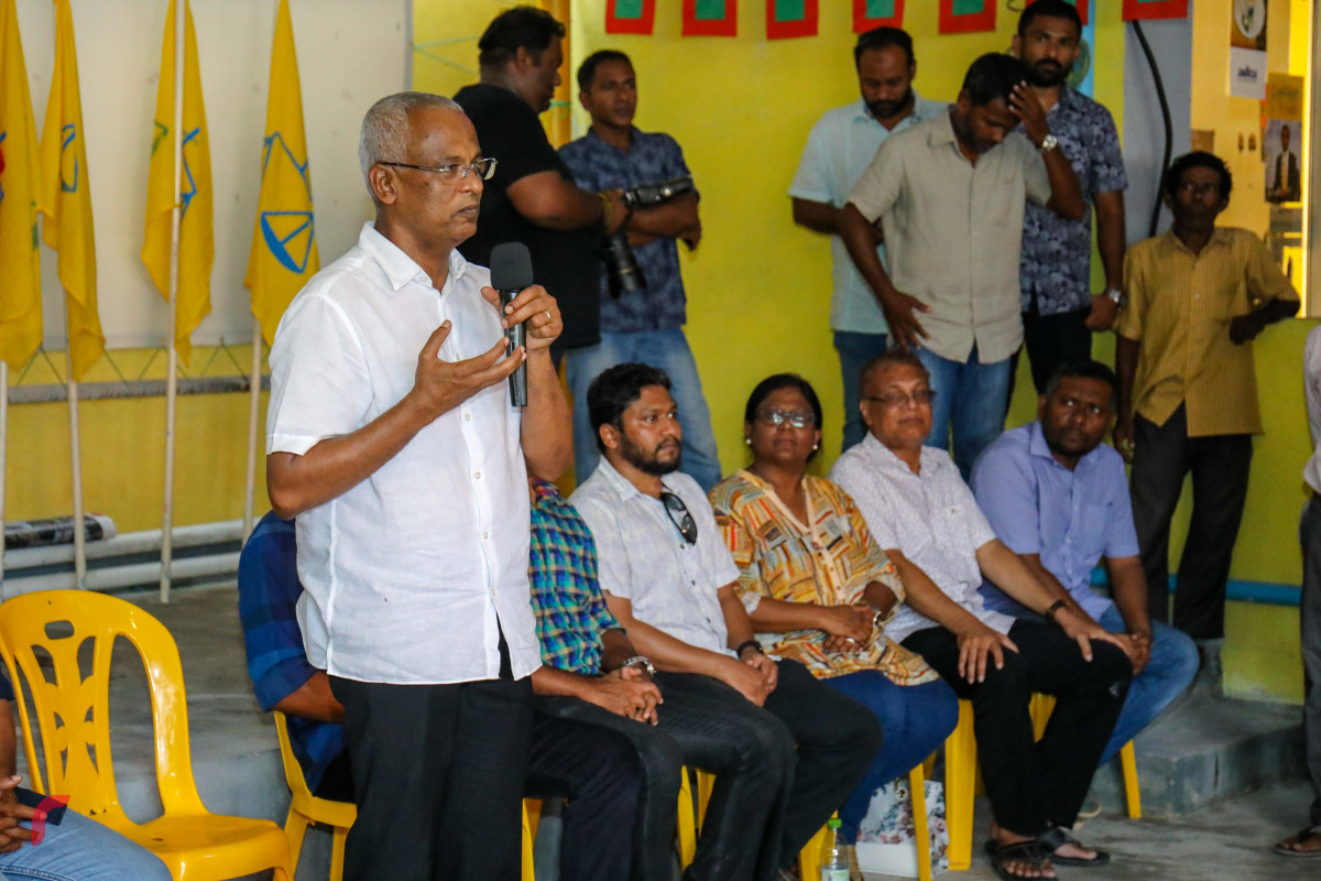 ޖުލައި 14، 2018: ގުޅިފައިވާ ޕާޓީތަކުގެ ރިޔާސީ ކެންޑިޑޭޓް އިބްރާހިމް މުހައްމަދު ސޯލިހު (އިބޫ) އަދި ކެމްޕެއިން ޓީމް ފުވައްމުލަކަށް ވަޑައިގަތުމާއެކު ބޭއްވި ފުރަތަމަ ބައްދަލުވުމުގައި އިބޫ ވާހަކަ ދައްކަވަނީ. މި ބައްދަލުވުމަށް ގިނަ އަދަދެއްގެ ރައްޔިތުން ހާޒިރުވި. އިބޫ ވިދާޅުވީ، ފުވައްމުލަށް އޮތީ ވައްކަމާއި ކޮރަޕްޝަނާއި ފަސާދައަށް ނޫނެކޭ ބުނުމަށް ތައްޔާރަށް ކަމަށް