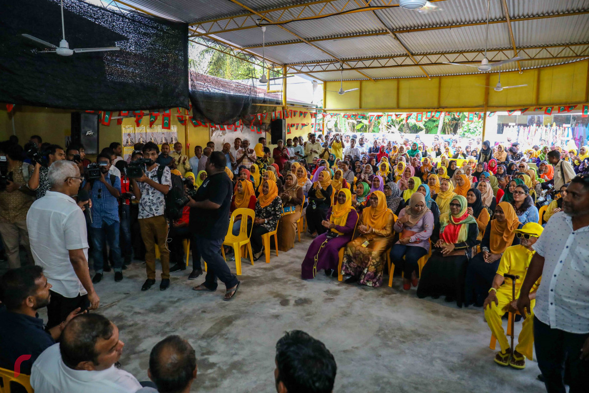 ޖުލައި 14، 2018: ގުޅިފައިވާ ޕާޓީތަކުގެ ރިޔާސީ ކެންޑިޑޭޓް އިބްރާހިމް މުހައްމަދު ސޯލިހު (އިބޫ) އަދި ކެމްޕެއިން ޓީމް ފުވައްމުލަކަށް ވަޑައިގަތުމާއެކު ބޭއްވި ފުރަތަމަ ބައްދަލުވުމުގެ ތެރެއިން. މި ބައްދަލުވުމަށް ފުވައްމުލަކުގެ ގިނަ އަދަދެއްގެ ރައްޔިތުން ހާޒިރުވި.