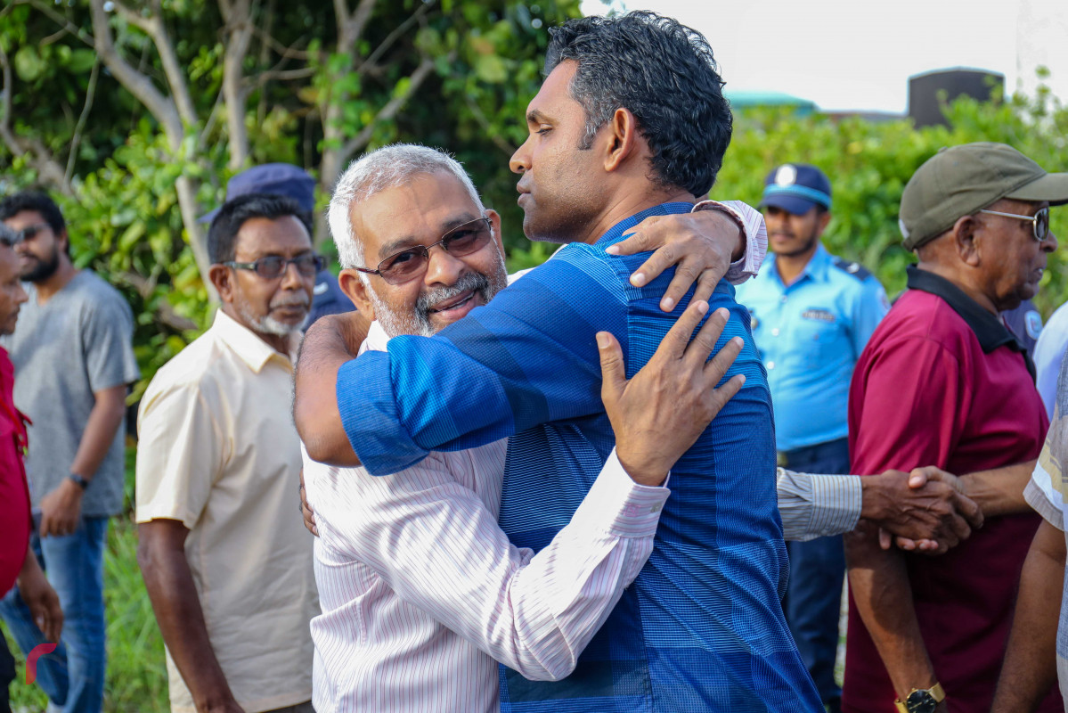 ޖުލައި 14، 2018: ގުޅިފައިވާ ޕާޓީތަކުގެ ރިޔާސީ ކެންޑިޑޭޓް އިބްރާހިމް މުހައްމަދު ސޯލިހު (އިބޫ) އަދި ކެމްޕެއިން ޓީމް ފުވައްމުލަކަށް ވަޑައިގަތުމާއެކު ކޯލިޝަންގެ ރަނިންގމޭޓް ފައިސަލް ނަސީމް އެރަށުގެ ރައްޔިތަކާއެކު. މިއީ ރަނިންގމޭޓަކަށް ހޮވިވަޑައިގަތްފަހުން ފައިސަލް އަމިއްލަ ރަށް ކަމަށްވާ ފުވައްމުލަކަށް ކުރައްވާ ފުރަތަމަ ދަތުރުފުޅު. ފައިސަލް ނަސީމް ވިދާޅުވީ، މިއަދު ފުވައްމުލަކުން ފެނިގެންދާ މަންޒަރަކީ އެރަށުގެ 80 އިންސަައްތައަށް ވުރެ ގިނަ ރައްޔިތުން އޮތީ އިސްލާހަށް އަދި ހެއުބަދަލަކަށް ބޭނުން ވެފައި ކަމަށް