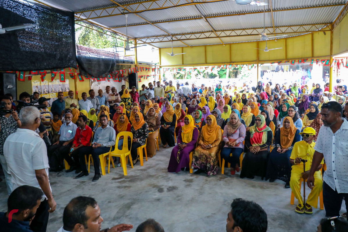 ޖުލައި 14، 2018: ގުޅިފައިވާ ޕާޓީތަކުގެ ރިޔާސީ ކެންޑިޑޭޓް އިބްރާހިމް މުހައްމަދު ސޯލިހު (އިބޫ) އަދި ކެމްޕެއިން ޓީމް ފުވައްމުލަކަށް ވަޑައިގަތުމާއެކު ބޭއްވި ފުރަތަމަ ބައްދަލުވުމުގެ ތެރެއިން. މި ބައްދަލުވުމަށް ފުވައްމުލަކުގެ ގިނަ އަދަދެއްގެ ރައްޔިތުން ހާޒިރުވި.