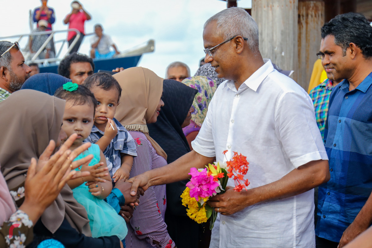 ޖުލައި 14، 2018: ގުޅިފައިވާ ޕާޓީތަކުގެ ރިޔާސީ ކެންޑިޑޭޓް އިބްރާހިމް މުހައްމަދު ސޯލިހު (އިބޫ) އަދި ކެމްޕެއިން ޓީމް ފުވައްމުލަކަށް ވަޑައިގަތުމާއެކު އިބޫއަށް މަރުހަބާ ދަންނަވަނީ. މިއީ ކޯލިޝަންގެ ރިޔާސީ ކެންޑިޑޭޓެއްގެ ހައިސިއްޔަތުން އިބޫ ފުވައްމުލަކަށް ކުރެއްވި ފުރަތަމަ ދަތުރުފުޅު.