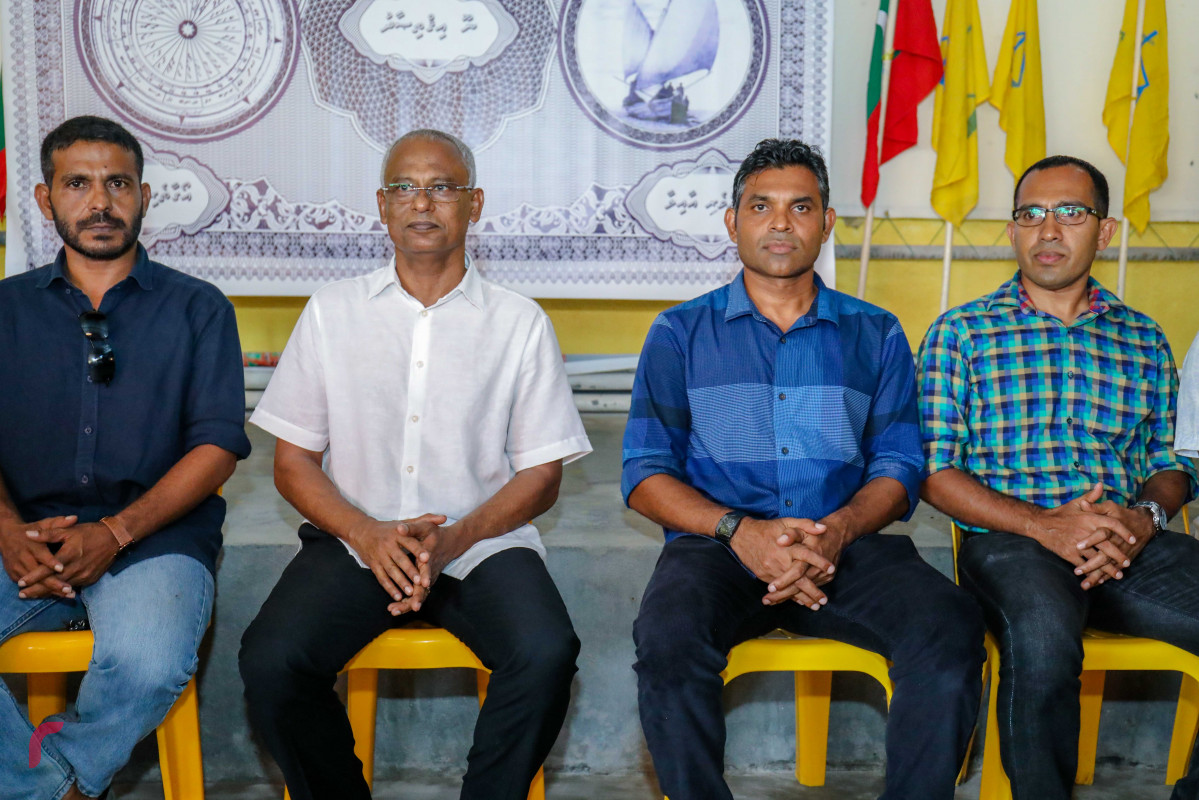 ޖުލައި 14، 2018: ގުޅިފައިވާ ޕާޓީތަކުގެ ރިޔާސީ ކެންޑިޑޭޓް އިބްރާހިމް މުހައްމަދު ސޯލިހު (އިބޫ) އަދި ކެމްޕެއިން ޓީމް ފުވައްމުލަކަށް ވަޑައިގަތުމަށްފަހު ބައްދަލުވުން ފެށެން ދެން ކޯލިޝަންގެ ކެންޑިޑޭޓް އިބޫ އަދި ރަނިންގމޭޓް ފައިސަލް މަޑުކޮށްލައްވައިގެން.