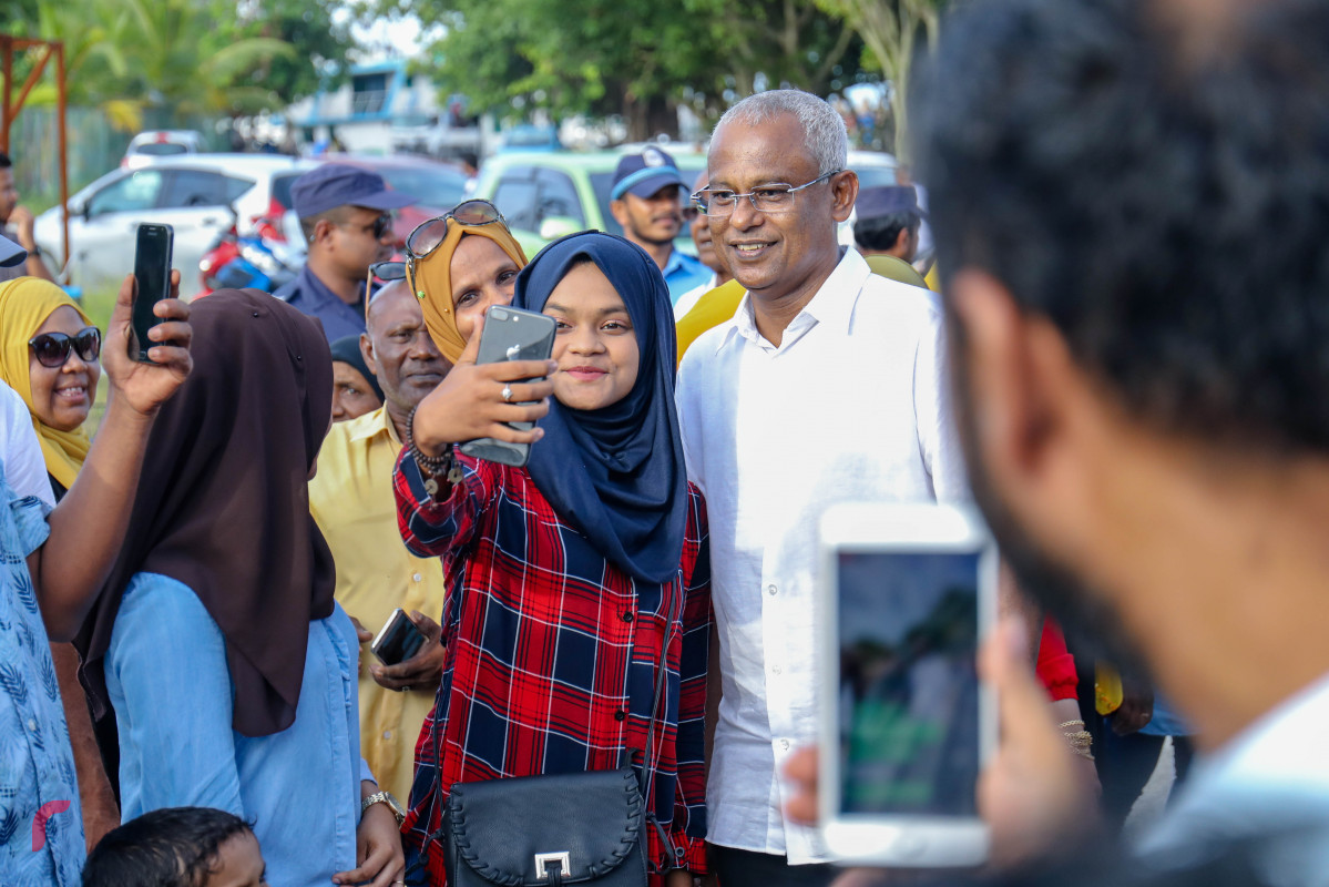 ޖުލައި 14، 2018: ގުޅިފައިވާ ޕާޓީތަކުގެ ރިޔާސީ ކެންޑިޑޭޓް އިބްރާހިމް މުހައްމަދު ސޯލިހު (އިބޫ) އަދި ކެމްޕެއިން ޓީމް ފުވައްމުލަކަށް ވަޑައިގަތުމާއެކު ފުވައްމުލަކުގެ ރައްޔިތަކު އިބޫއާއެކު ސެލްފީއެއް ނަގަނީ