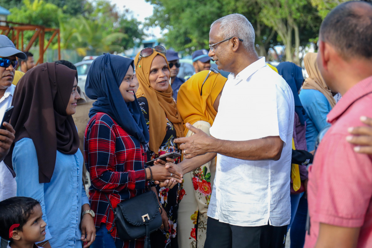 ޖުލައި 14، 2018: ގުޅިފައިވާ ޕާޓީތަކުގެ ރިޔާސީ ކެންޑިޑޭޓް އިބްރާހިމް މުހައްމަދު ސޯލިހު (އިބޫ) އަދި ކެމްޕެއިން ޓީމް ފުވައްމުލަކަށް ވަޑައިގަތުމާއެކު އެރަށުގެ ރައްޔިތަކާއި އިބޫ ސަލާމް ކުރައްވަނީ