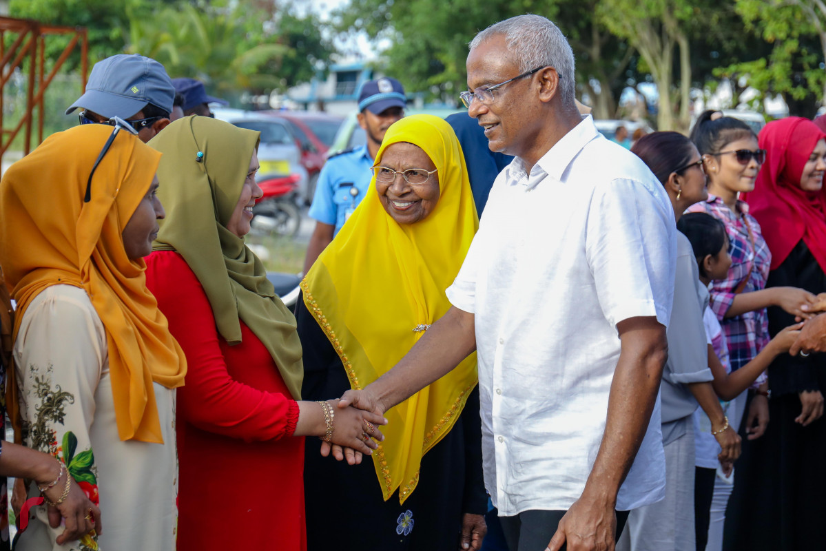 ޖުލައި 14، 2018: ގުޅިފައިވާ ޕާޓީތަކުގެ ރިޔާސީ ކެންޑިޑޭޓް އިބްރާހިމް މުހައްމަދު ސޯލިހު (އިބޫ) އަދި ކެމްޕެއިން ޓީމް ފުވައްމުލަކަށް ވަޑައިގަތުމަށްފަހު ފުވައްމުލަކުގެ ރައްޔިތަކާއި އިބޫ ސަލާމްކުރައްވަނީ. ކުރިޔަށް ހުރި ދުވަސްތަކުގައި ވެސް ދެ ބެފޫޅުން އެއްކޮށް އަދި ވަކިން ވެސް ރާއްޖޭގެ އެކި ހިސާބުތަކަށް ކެމްޕެއިން ދަތުރުތައް ކުރެއްވުމަށް ހަމަޖެހިފައިވާ ކަމަށް ގުޅިފައިވާ ޕާޓީތަކުން ބުނޭ